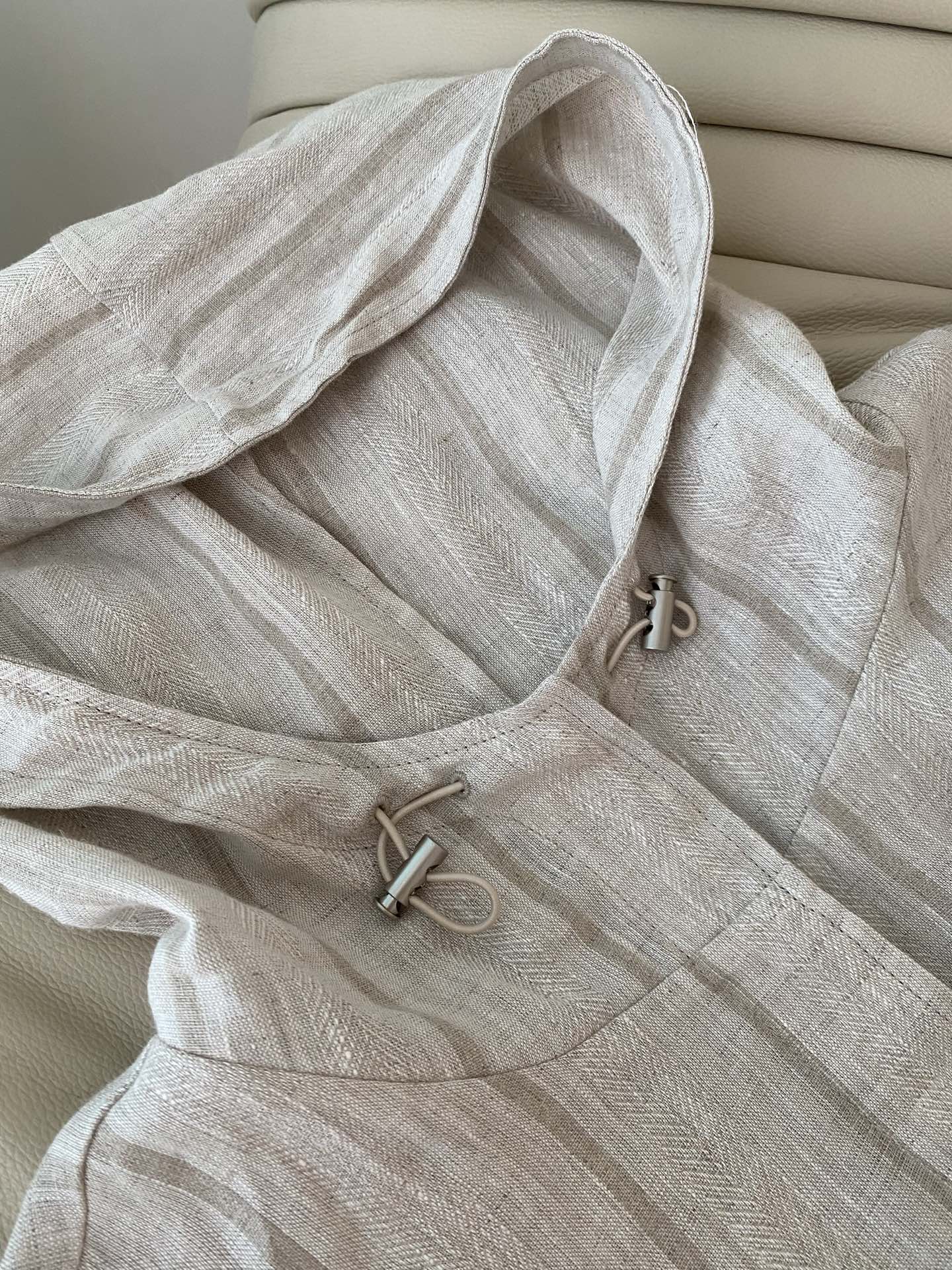26SS 春夏新款亚麻连帽防晒衫 采用宽松休闲廓形打造松弛氛围感，纯净白/浅灰条纹自带清爽滤镜，连帽抽绳