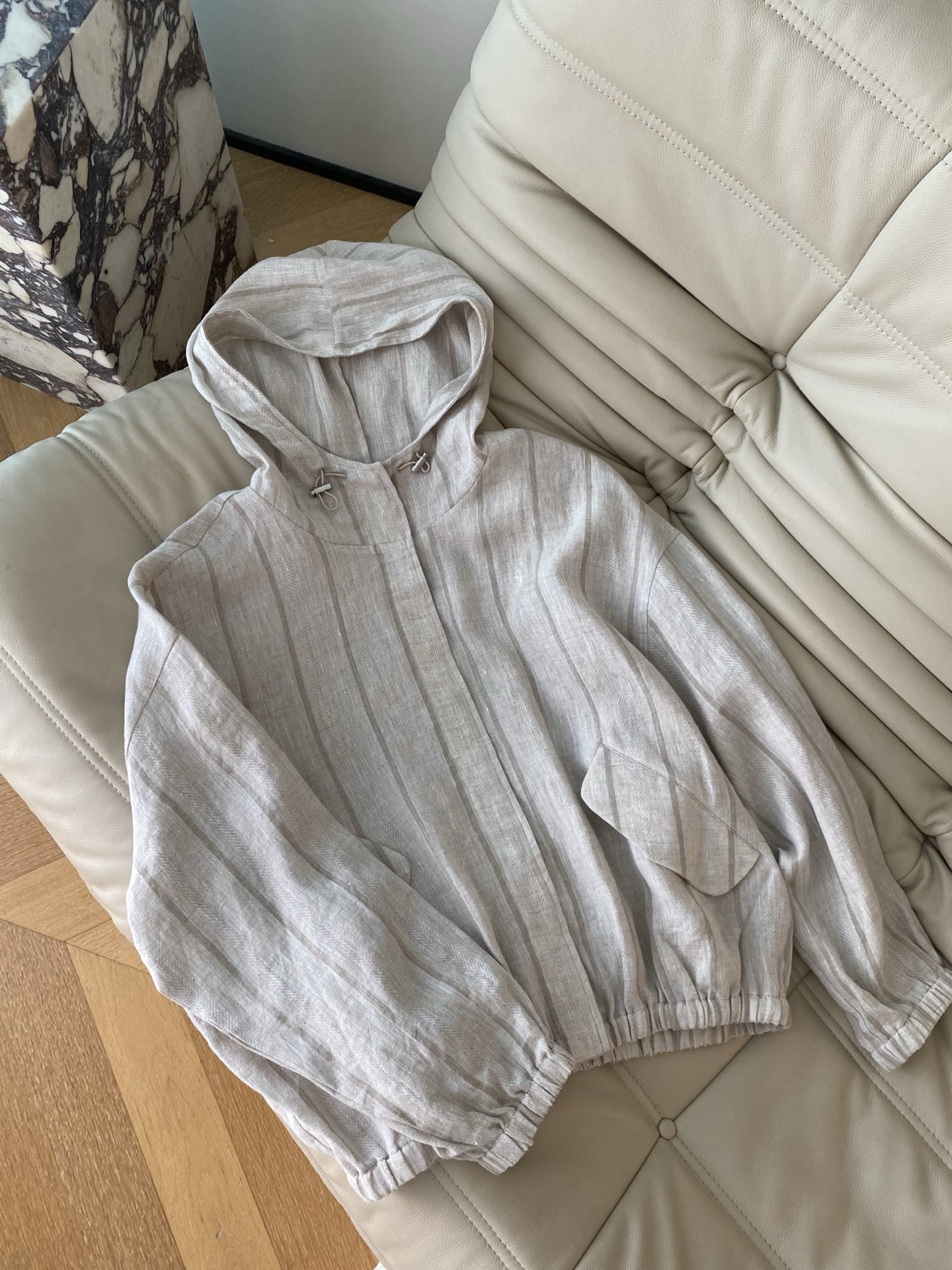 26SS 春夏新款亚麻连帽防晒衫 采用宽松休闲廓形打造松弛氛围感，纯净白/浅灰条纹自带清爽滤镜，连帽抽绳