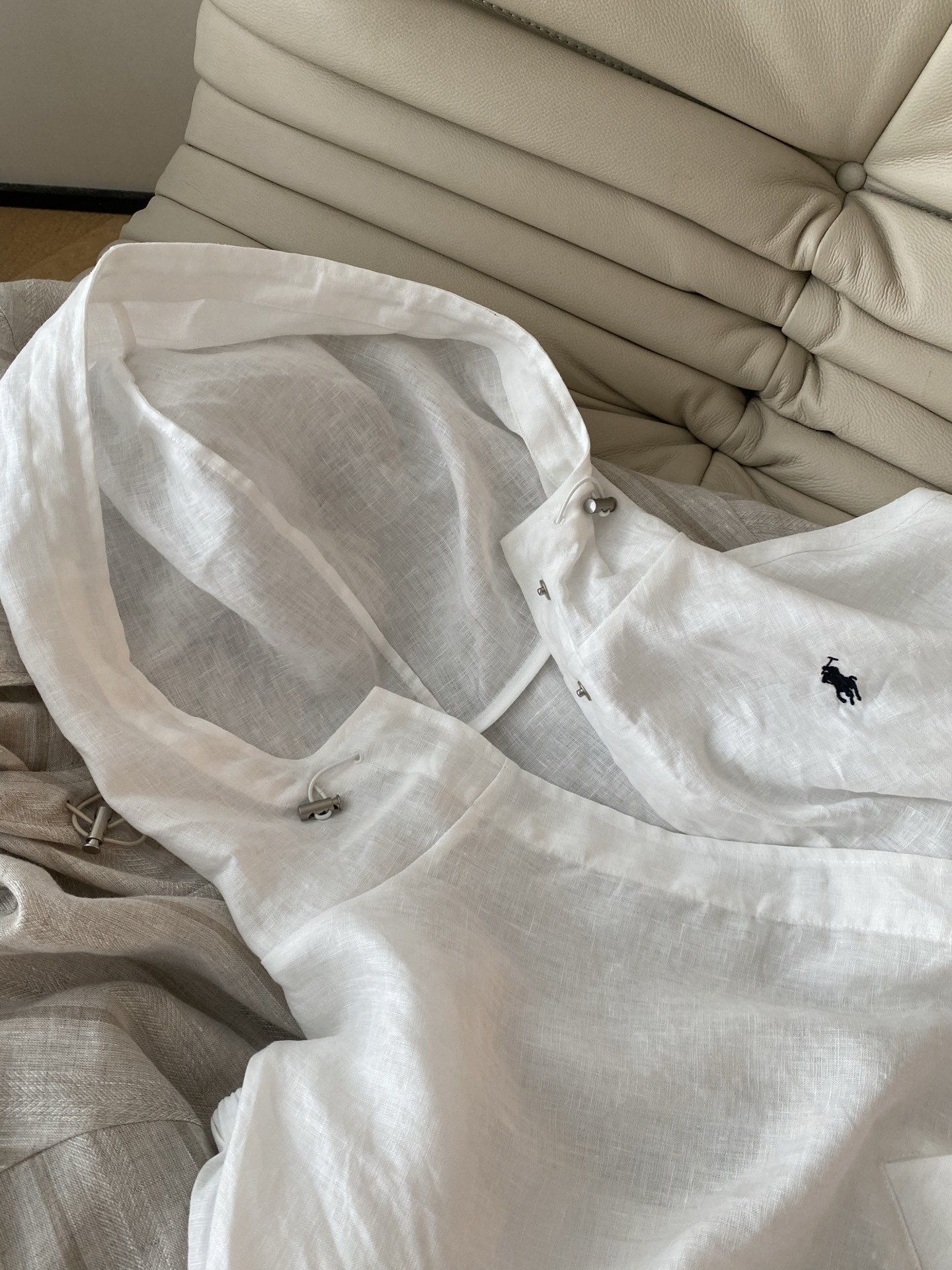 26SS 春夏新款亚麻连帽防晒衫 采用宽松休闲廓形打造松弛氛围感，纯净白/浅灰条纹自带清爽滤镜，连帽抽绳