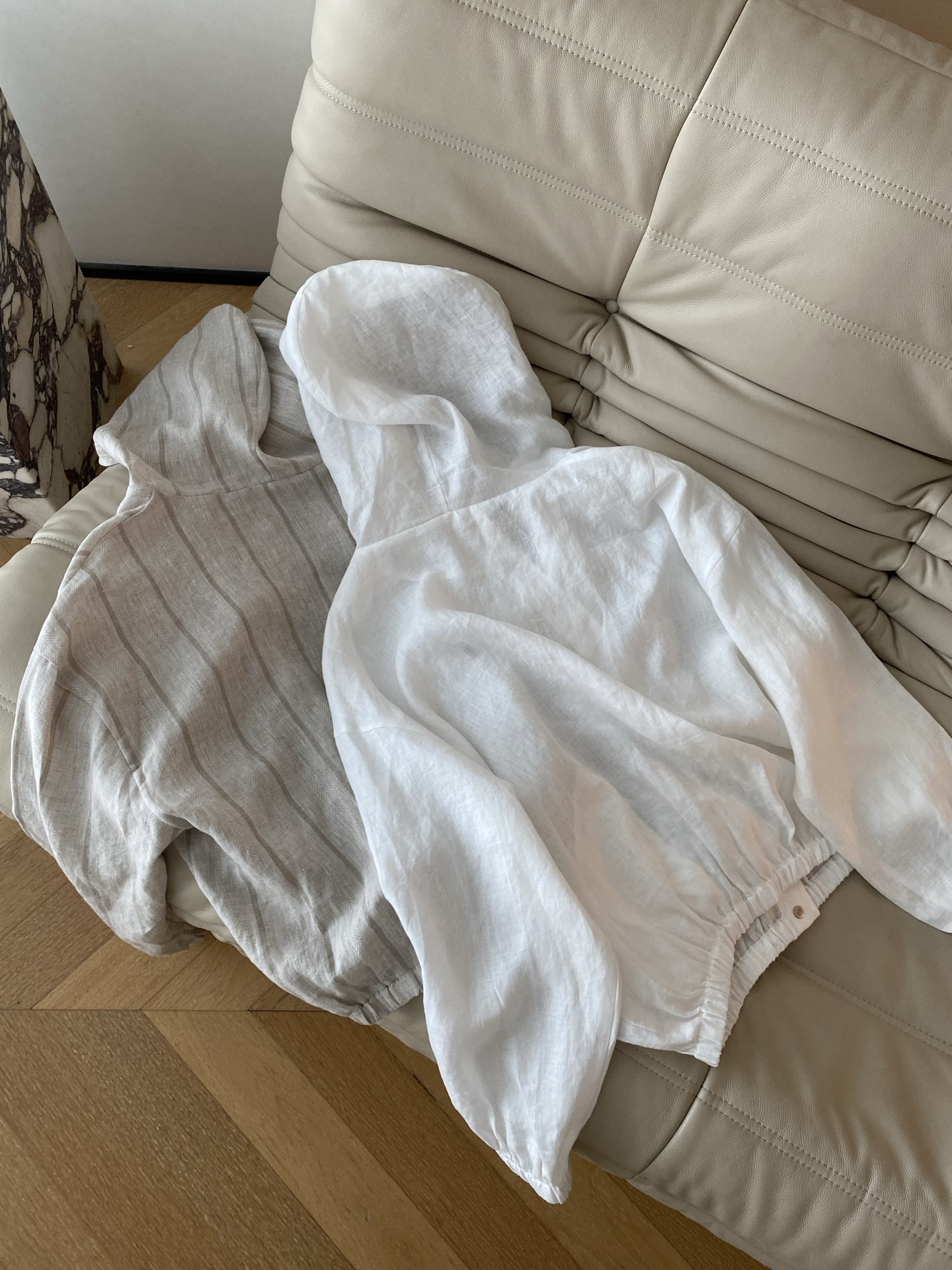 26SS 春夏新款亚麻连帽防晒衫 采用宽松休闲廓形打造松弛氛围感，纯净白/浅灰条纹自带清爽滤镜，连帽抽绳