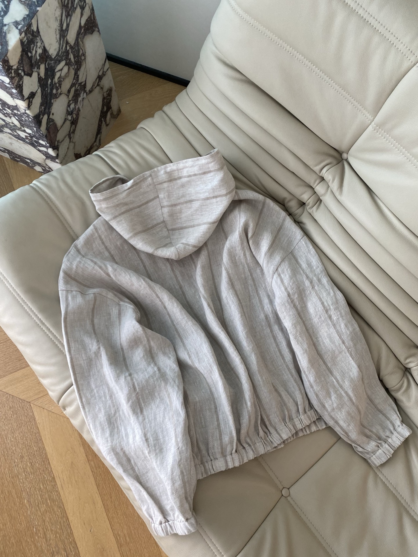 26SS 春夏新款亚麻连帽防晒衫 采用宽松休闲廓形打造松弛氛围感，纯净白/浅灰条纹自带清爽滤镜，连帽抽绳