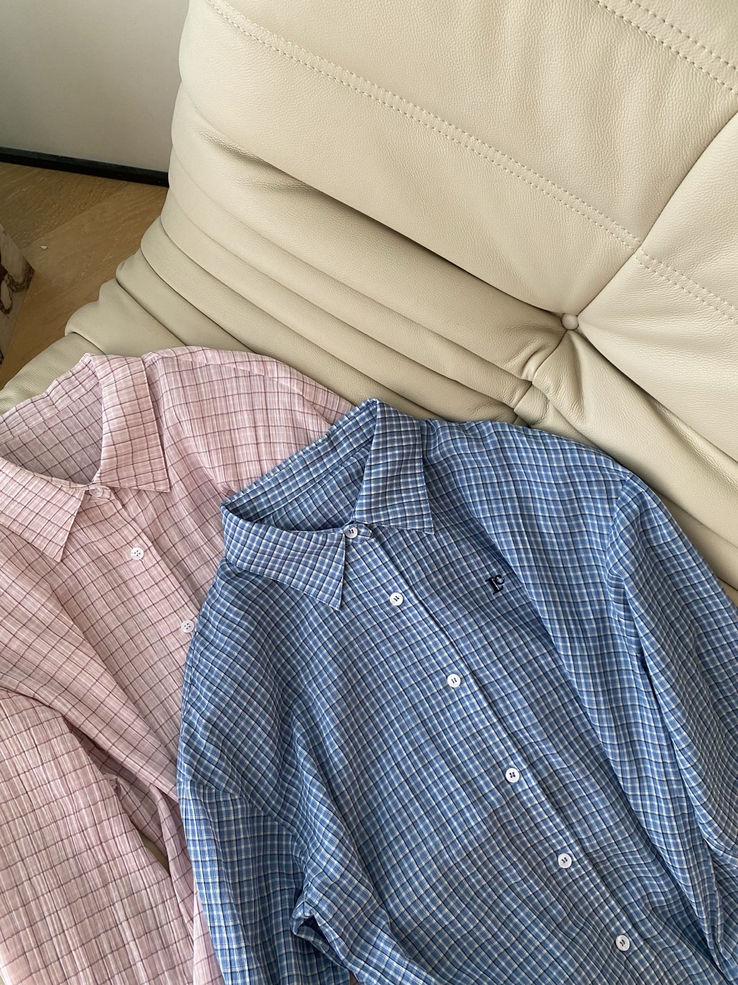 26SS 春夏新款刺绣格纹衬衫采用宽松落肩廓形打造松弛氛围感，经典粉蓝格纹自带温柔滤镜，小标刺绣+撞色格