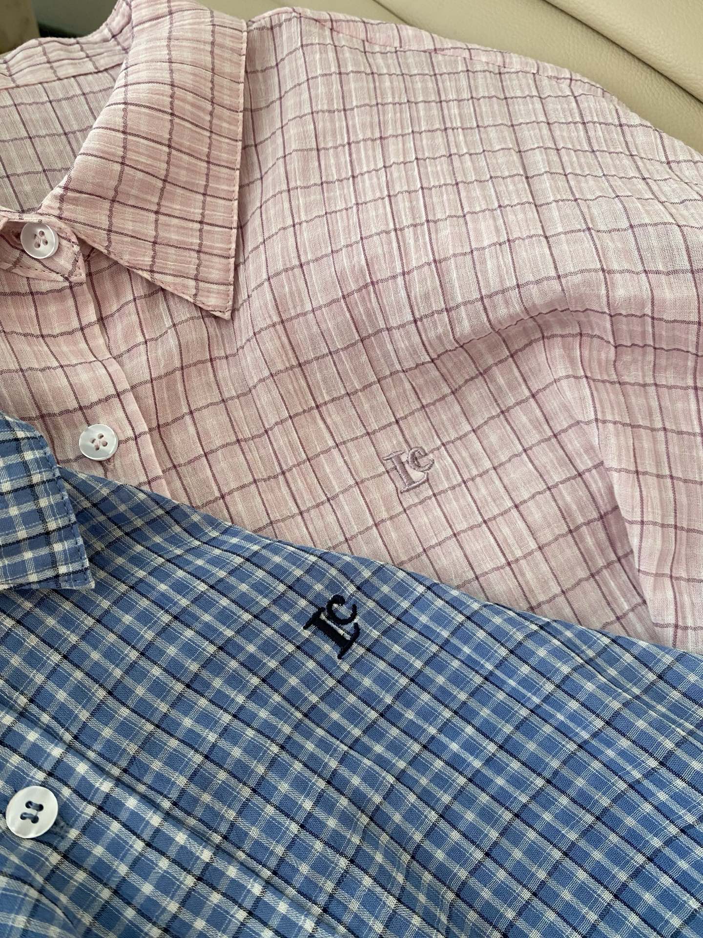 26SS 春夏新款刺绣格纹衬衫采用宽松落肩廓形打造松弛氛围感，经典粉蓝格纹自带温柔滤镜，小标刺绣+撞色格