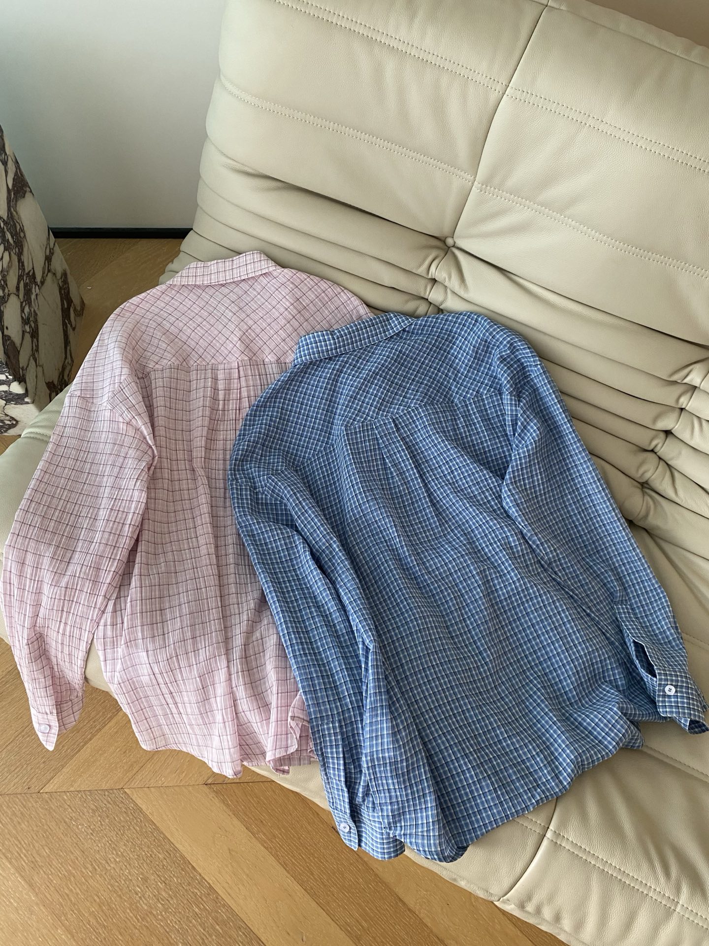 26SS 春夏新款刺绣格纹衬衫采用宽松落肩廓形打造松弛氛围感，经典粉蓝格纹自带温柔滤镜，小标刺绣+撞色格