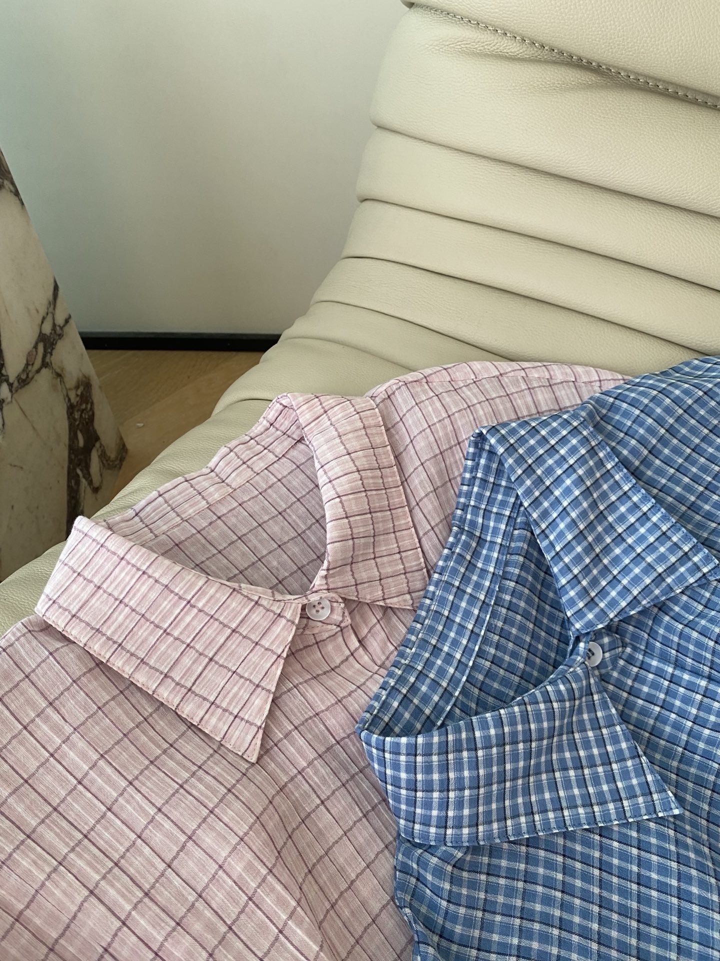 26SS 春夏新款刺绣格纹衬衫采用宽松落肩廓形打造松弛氛围感，经典粉蓝格纹自带温柔滤镜，小标刺绣+撞色格