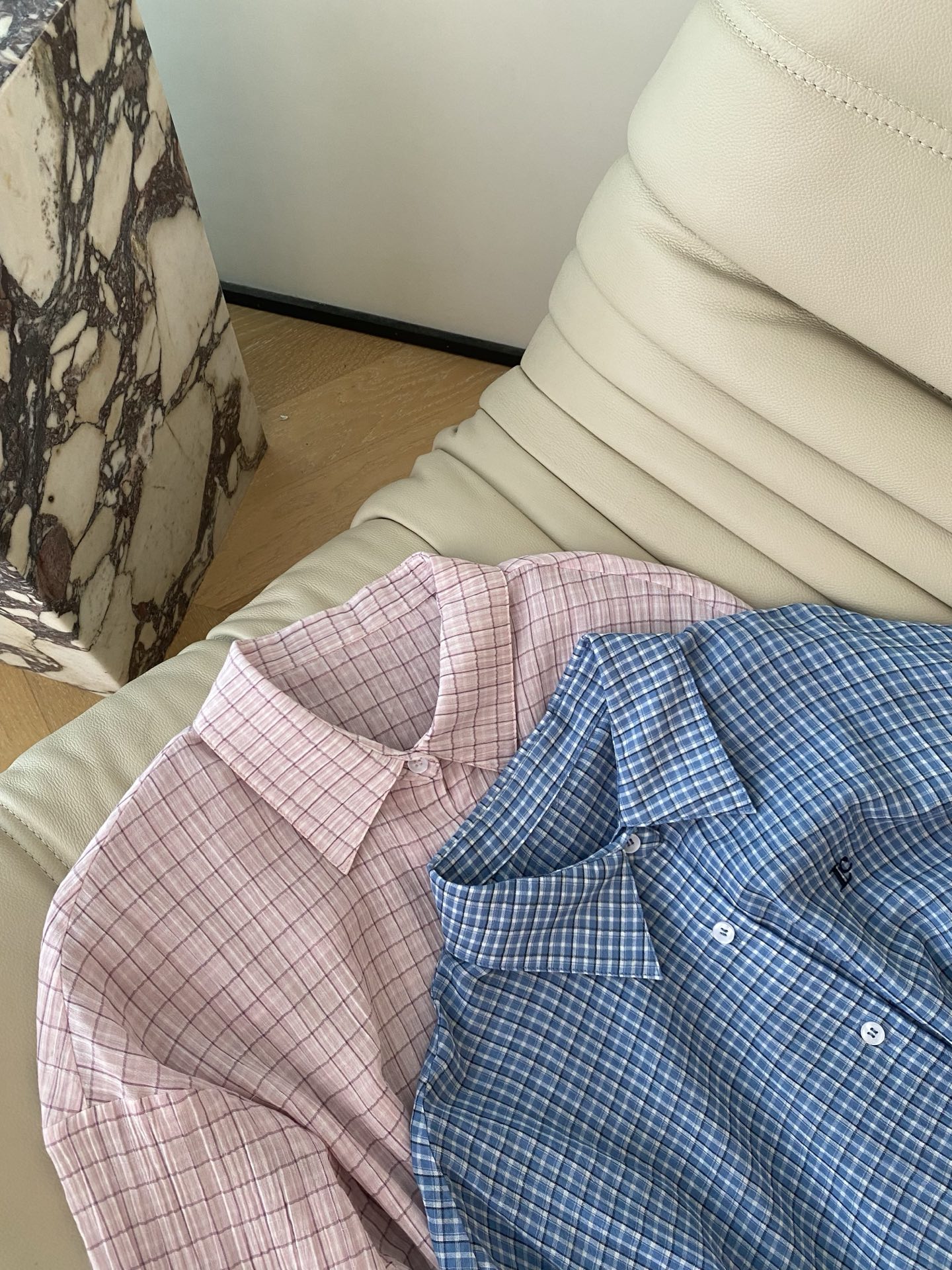 26SS 春夏新款刺绣格纹衬衫采用宽松落肩廓形打造松弛氛围感，经典粉蓝格纹自带温柔滤镜，小标刺绣+撞色格