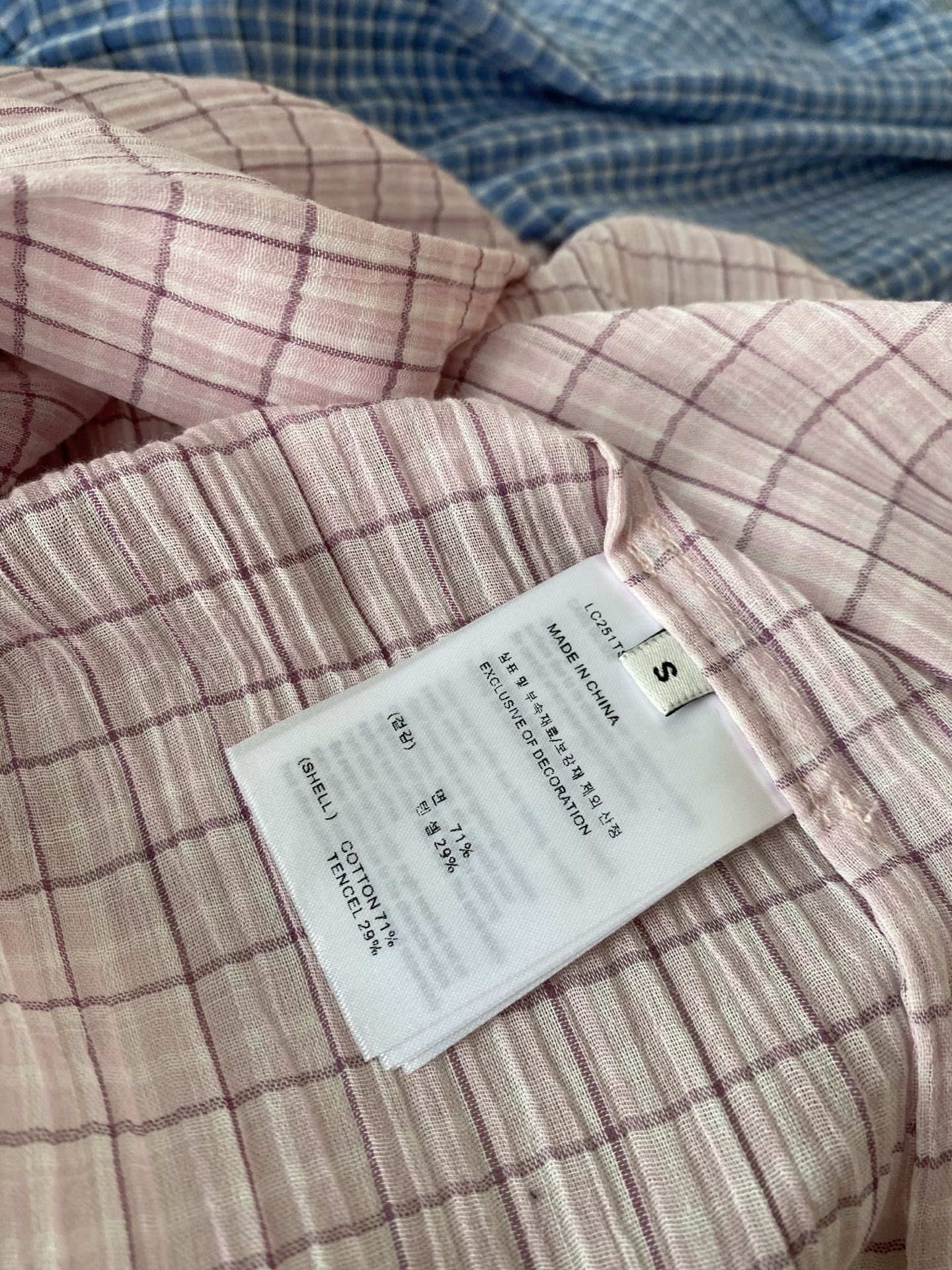 26SS 春夏新款刺绣格纹衬衫采用宽松落肩廓形打造松弛氛围感，经典粉蓝格纹自带温柔滤镜，小标刺绣+撞色格