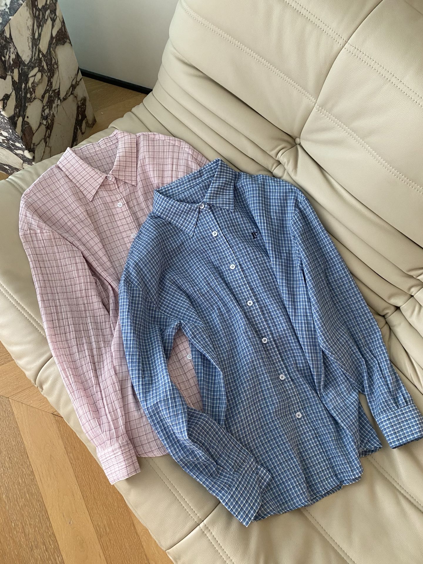 26SS 春夏新款刺绣格纹衬衫采用宽松落肩廓形打造松弛氛围感，经典粉蓝格纹自带温柔滤镜，小标刺绣+撞色格