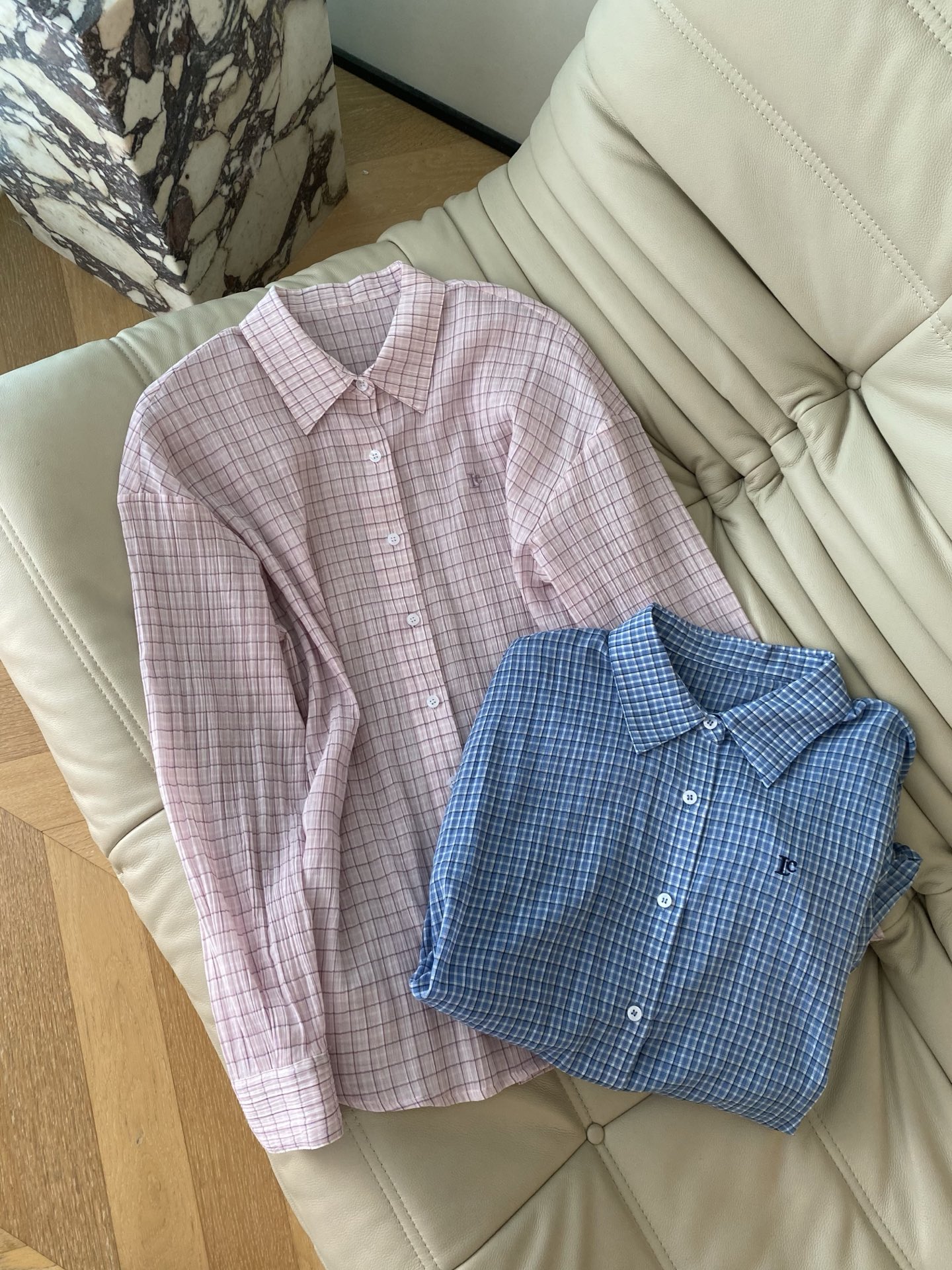 26SS 春夏新款刺绣格纹衬衫采用宽松落肩廓形打造松弛氛围感，经典粉蓝格纹自带温柔滤镜，小标刺绣+撞色格