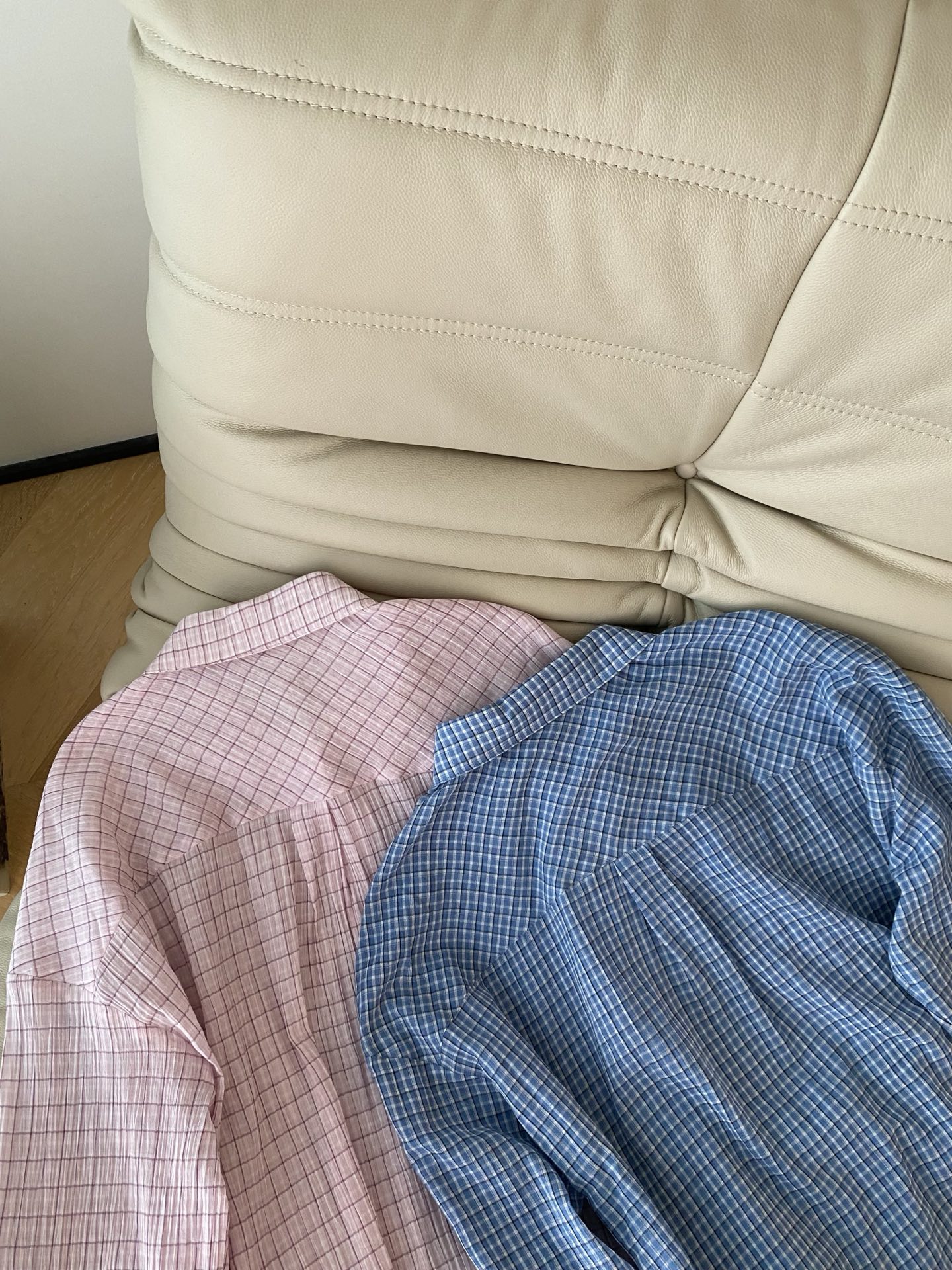 26SS 春夏新款刺绣格纹衬衫采用宽松落肩廓形打造松弛氛围感，经典粉蓝格纹自带温柔滤镜，小标刺绣+撞色格