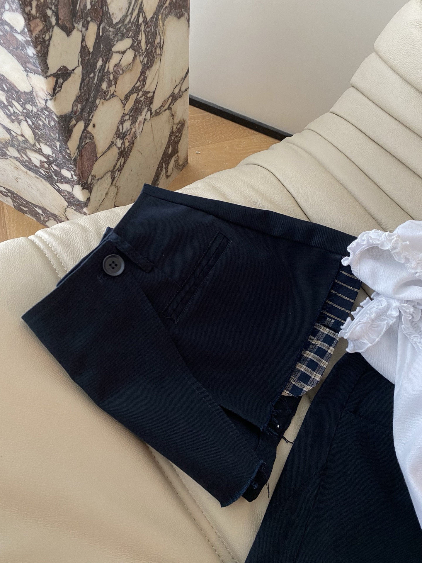 26SS 早春新款假两件叠穿阔腿裤 采用高街解构剪裁打造时髦造型感，经典纯黑底色自带酷飒滤镜，腰头假围兜