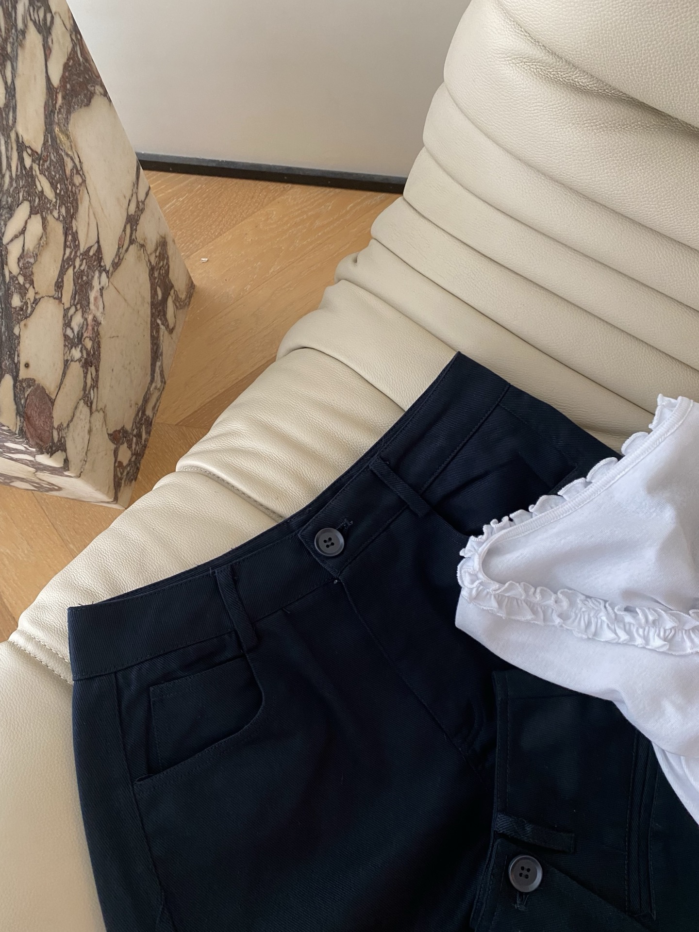 26SS 早春新款假两件叠穿阔腿裤 采用高街解构剪裁打造时髦造型感，经典纯黑底色自带酷飒滤镜，腰头假围兜