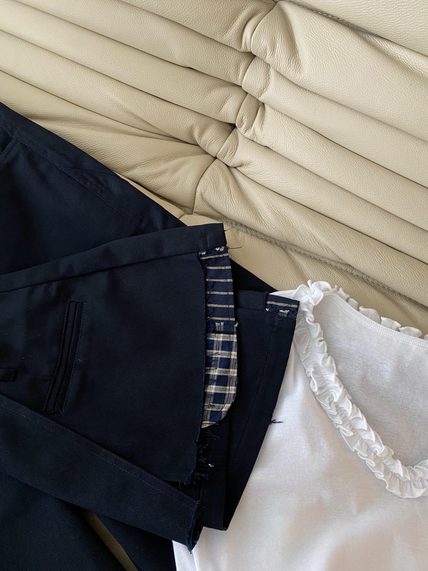 26SS 早春新款假两件叠穿阔腿裤 采用高街解构剪裁打造时髦造型感，经典纯黑底色自带酷飒滤镜，腰头假围兜