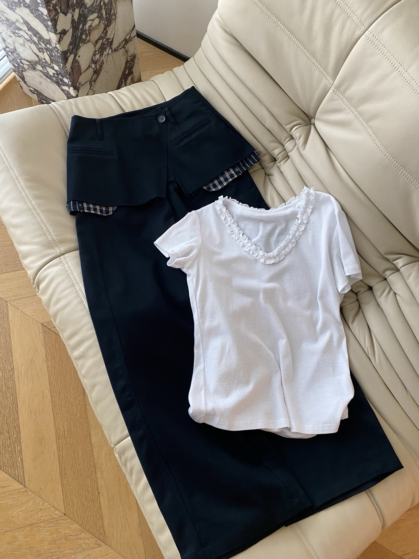 26SS 早春新款假两件叠穿阔腿裤 采用高街解构剪裁打造时髦造型感，经典纯黑底色自带酷飒滤镜，腰头假围兜