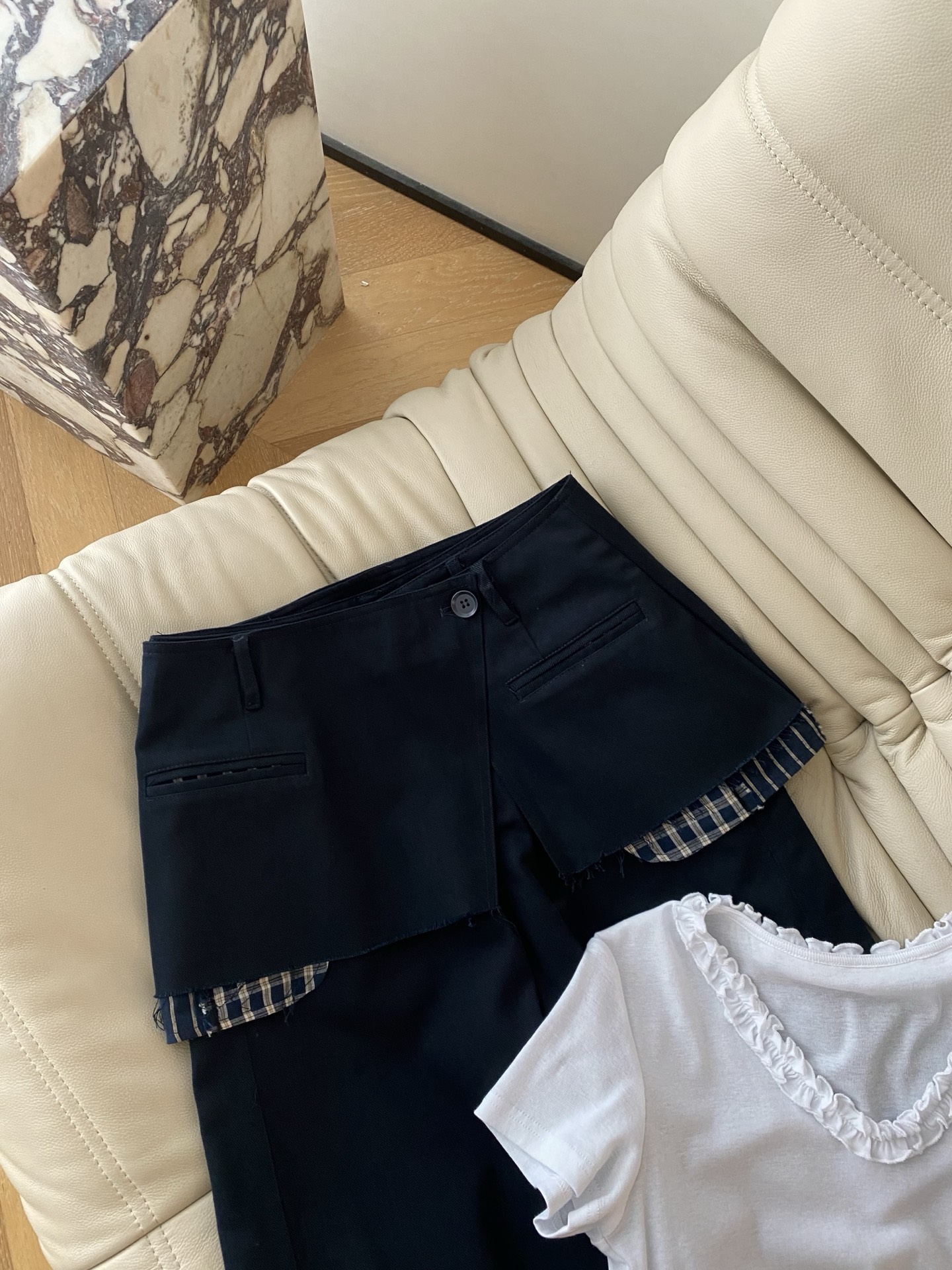 26SS 早春新款假两件叠穿阔腿裤 采用高街解构剪裁打造时髦造型感，经典纯黑底色自带酷飒滤镜，腰头假围兜