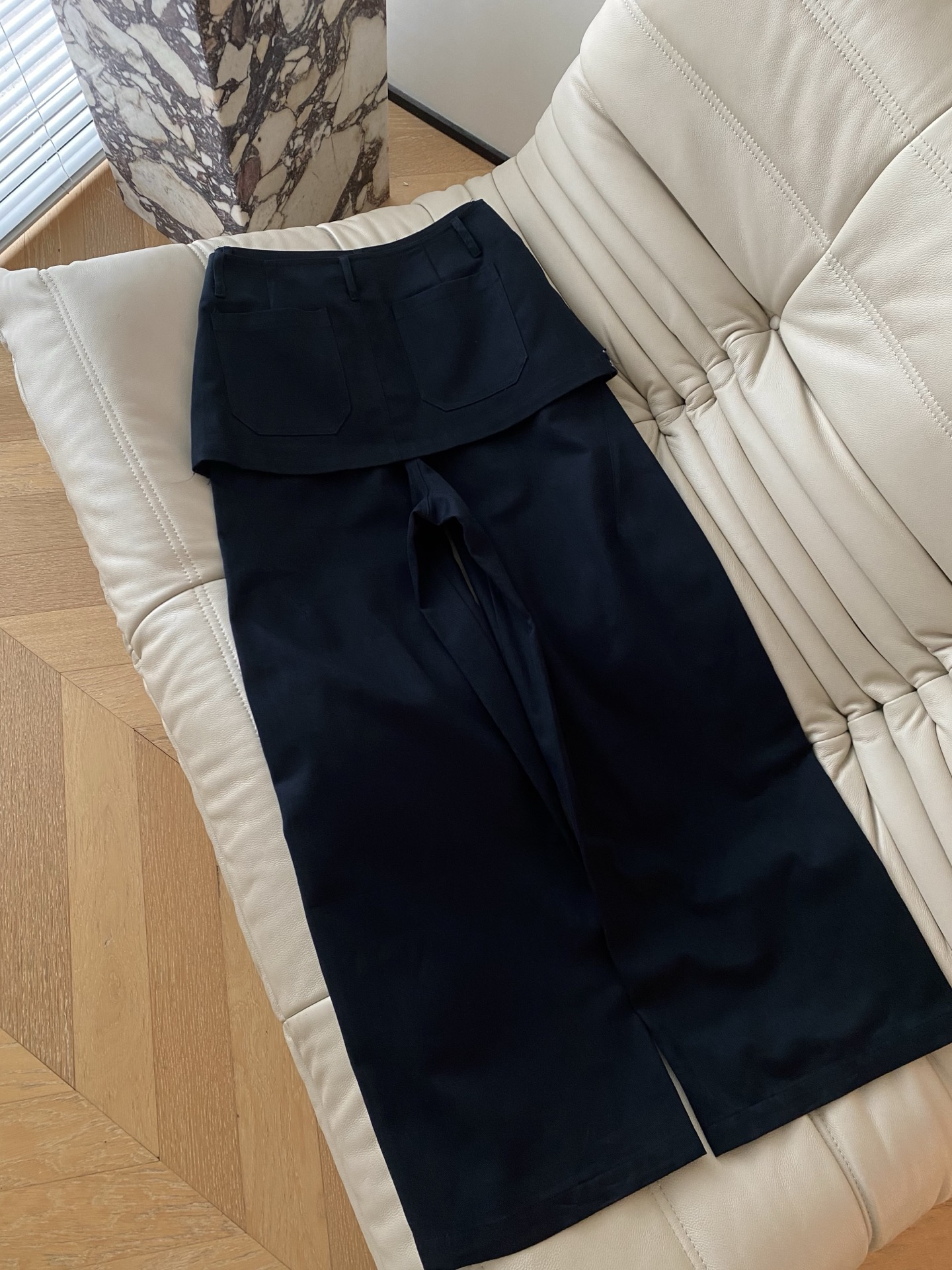 26SS 早春新款假两件叠穿阔腿裤 采用高街解构剪裁打造时髦造型感，经典纯黑底色自带酷飒滤镜，腰头假围兜