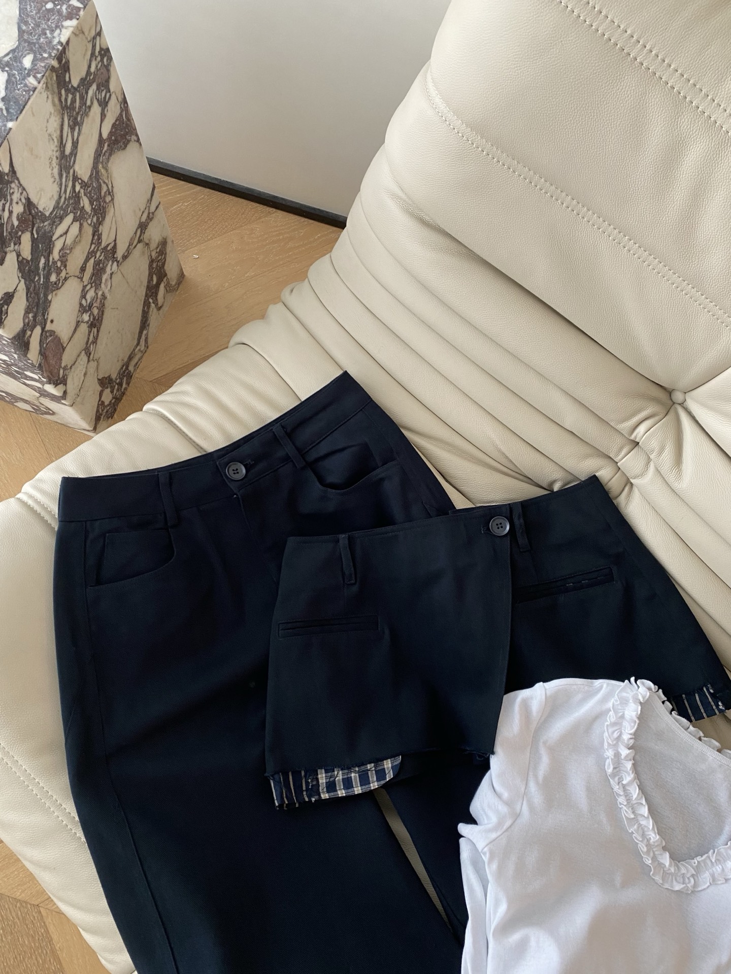 26SS 早春新款假两件叠穿阔腿裤 采用高街解构剪裁打造时髦造型感，经典纯黑底色自带酷飒滤镜，腰头假围兜