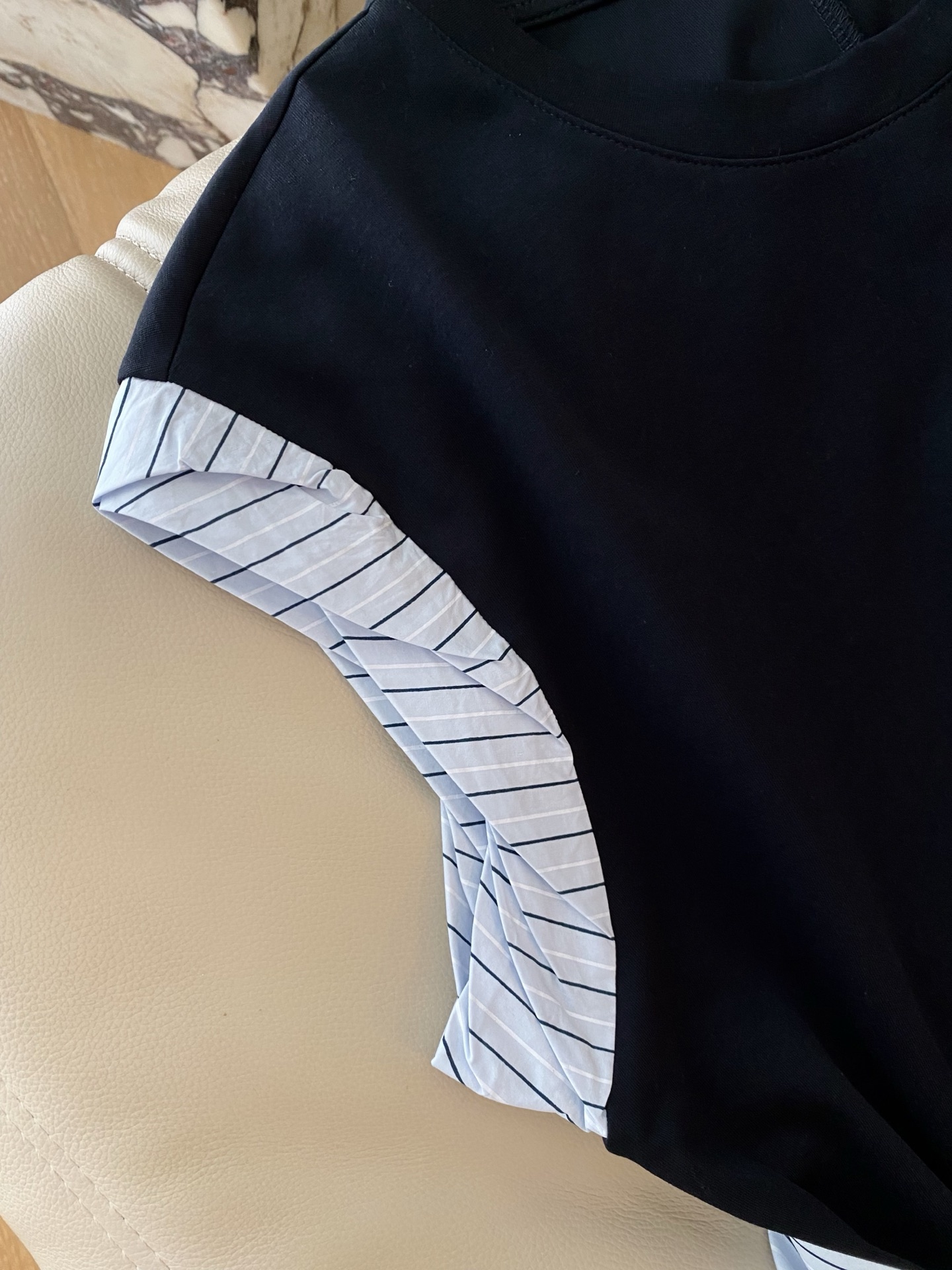 26SS 春夏新款腰封衬衣两件套衣裙采用宽松H型直筒廓形打造慵懒松弛感，撞色自带高级滤镜，衬衫式条纹袖可