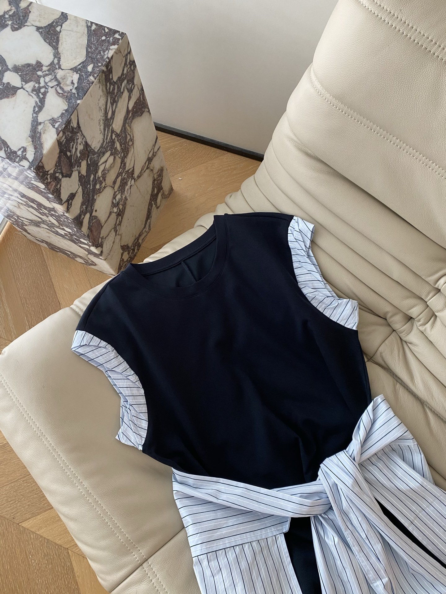 26SS 春夏新款腰封衬衣两件套衣裙采用宽松H型直筒廓形打造慵懒松弛感，撞色自带高级滤镜，衬衫式条纹袖可