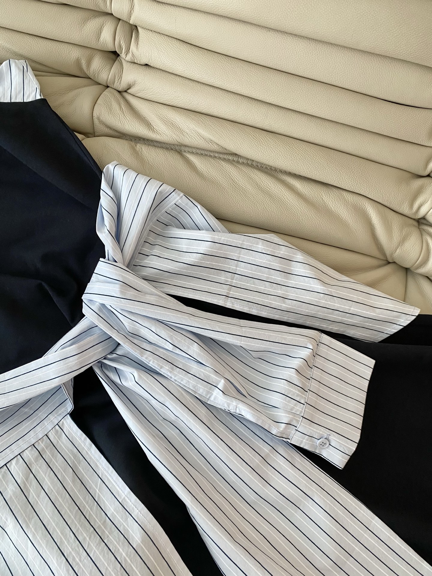 26SS 春夏新款腰封衬衣两件套衣裙采用宽松H型直筒廓形打造慵懒松弛感，撞色自带高级滤镜，衬衫式条纹袖可