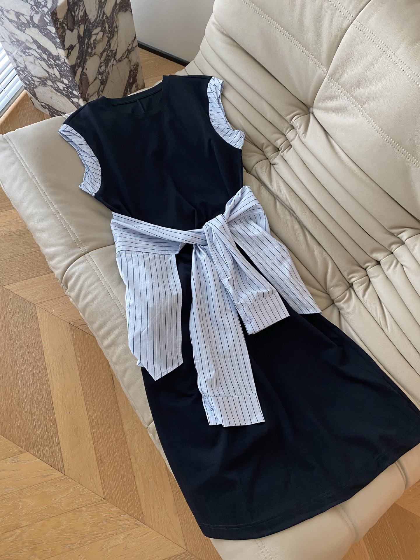 26SS 春夏新款腰封衬衣两件套衣裙采用宽松H型直筒廓形打造慵懒松弛感，撞色自带高级滤镜，衬衫式条纹袖可