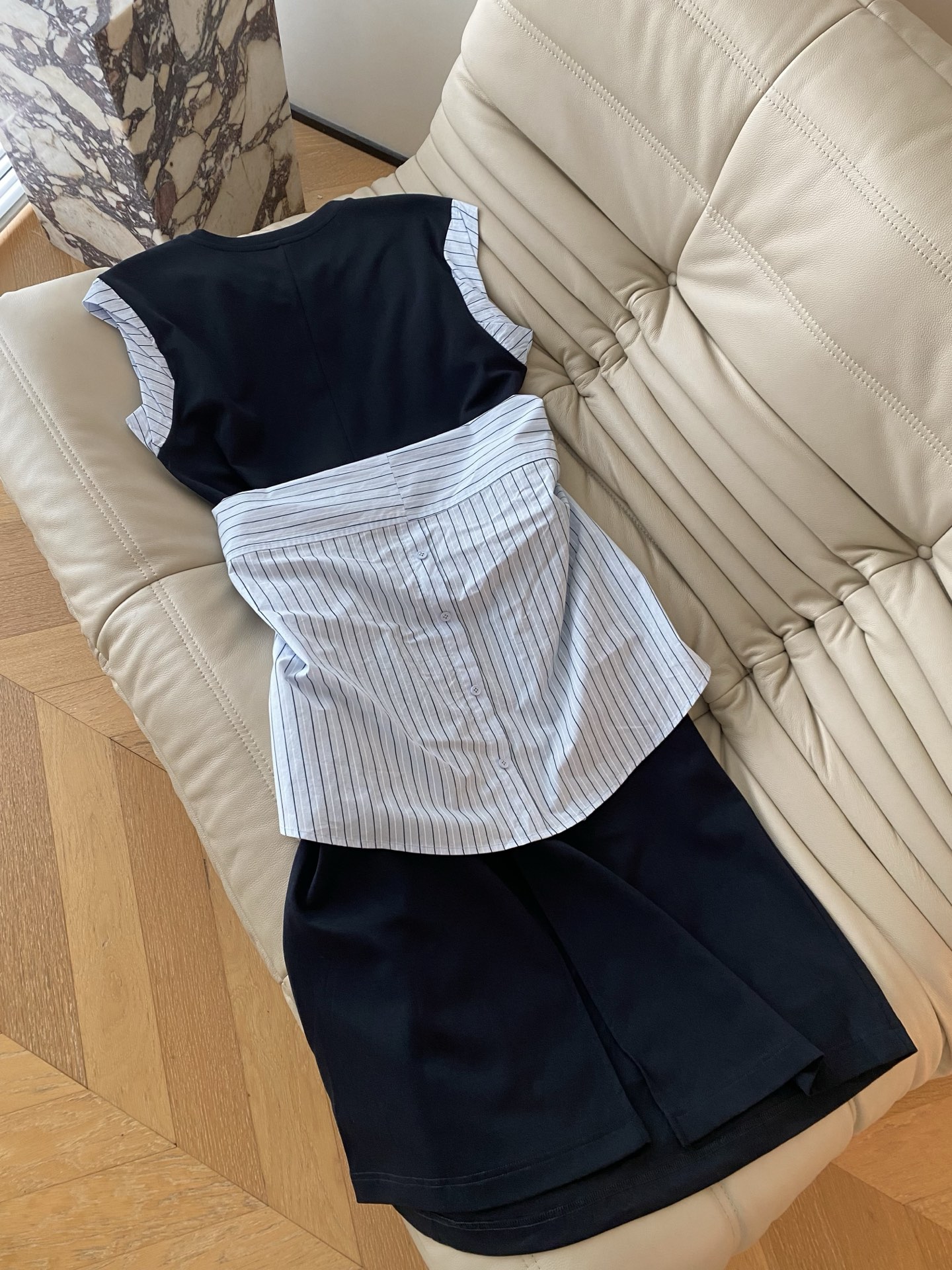 26SS 春夏新款腰封衬衣两件套衣裙采用宽松H型直筒廓形打造慵懒松弛感，撞色自带高级滤镜，衬衫式条纹袖可