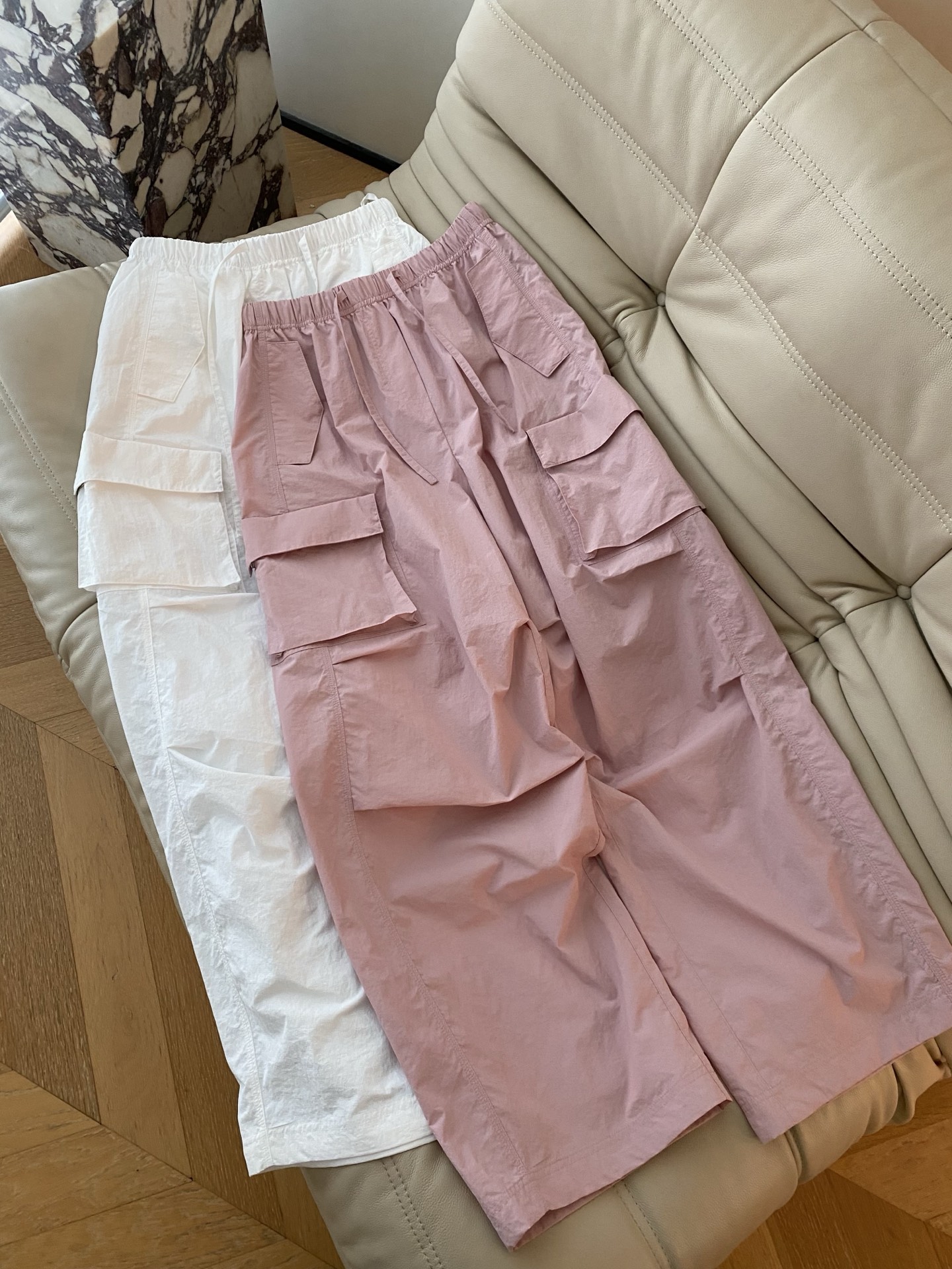 26SS 早春新款高腰多口袋工装裤宽松阔腿版型打造慵懒松弛感，抽绳腰头设计适配多种身形，立体大口袋暗藏实