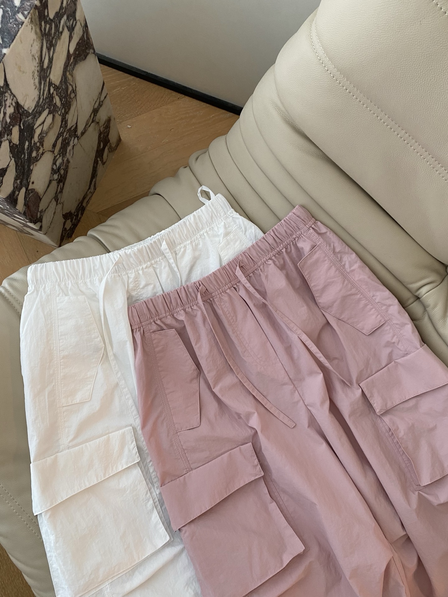 26SS 早春新款高腰多口袋工装裤宽松阔腿版型打造慵懒松弛感，抽绳腰头设计适配多种身形，立体大口袋暗藏实