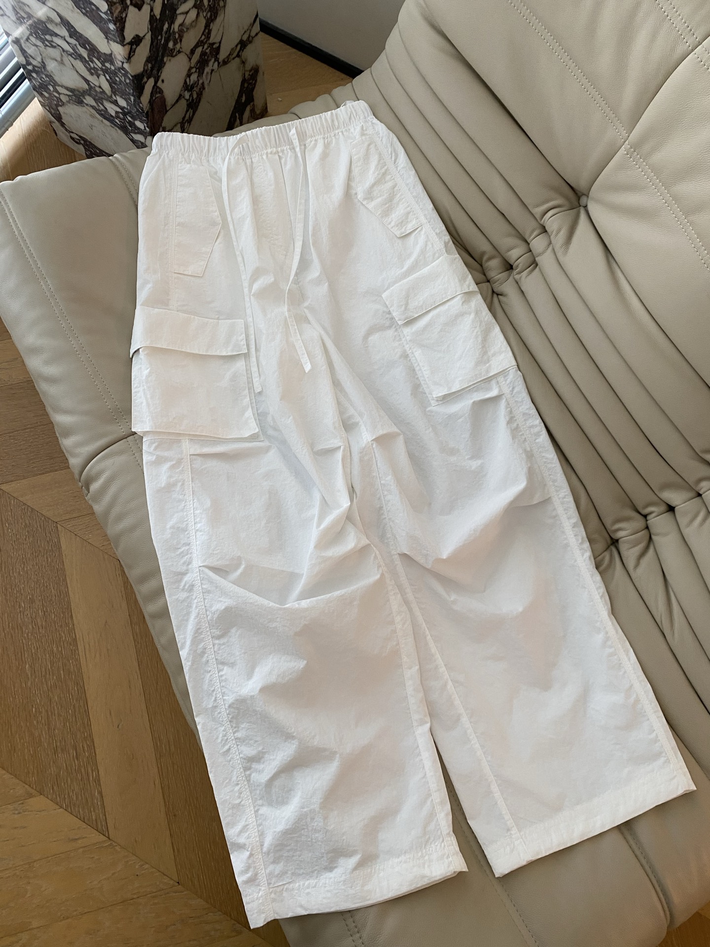 26SS 早春新款高腰多口袋工装裤宽松阔腿版型打造慵懒松弛感，抽绳腰头设计适配多种身形，立体大口袋暗藏实