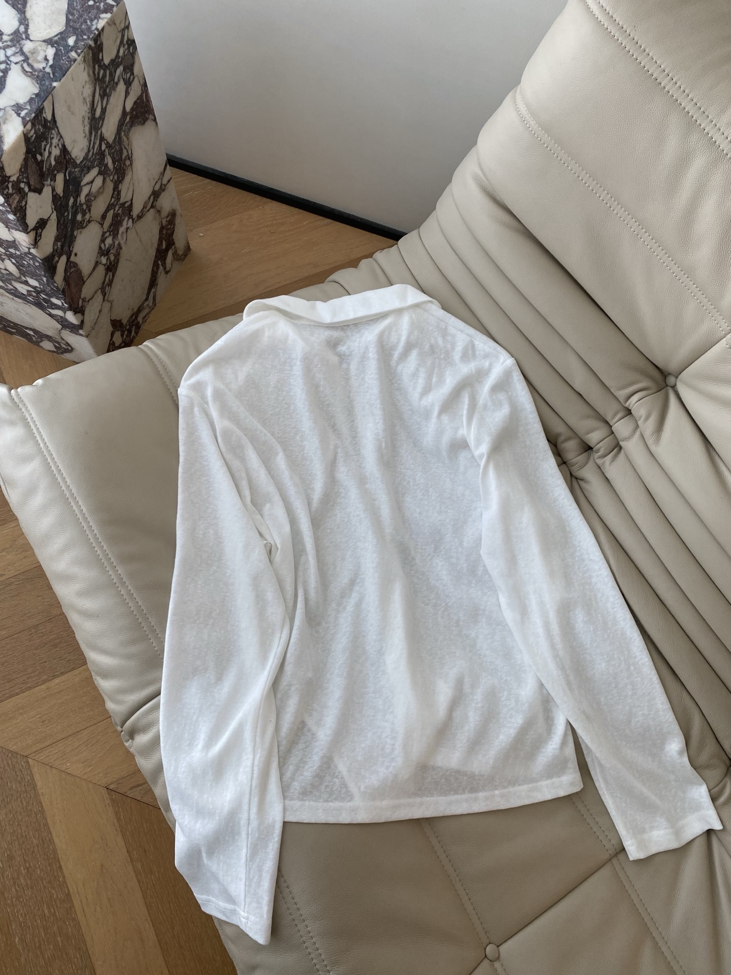 26SS 春夏新款半拉链立领防晒针织衫采用微透修身版型打造松弛氛围感，纯净奶白自带清透滤镜；立领半开拉链