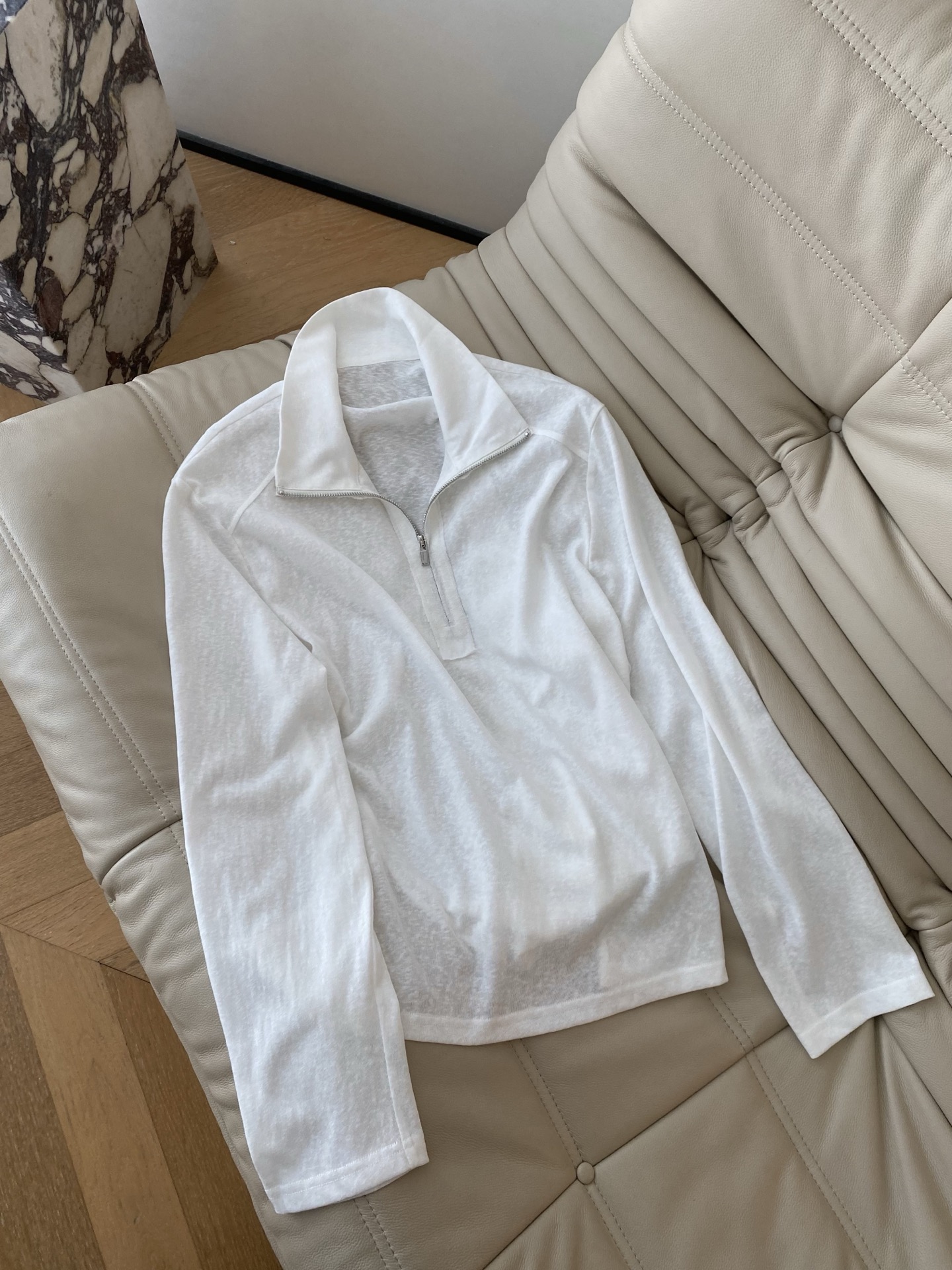 26SS 春夏新款半拉链立领防晒针织衫采用微透修身版型打造松弛氛围感，纯净奶白自带清透滤镜；立领半开拉链