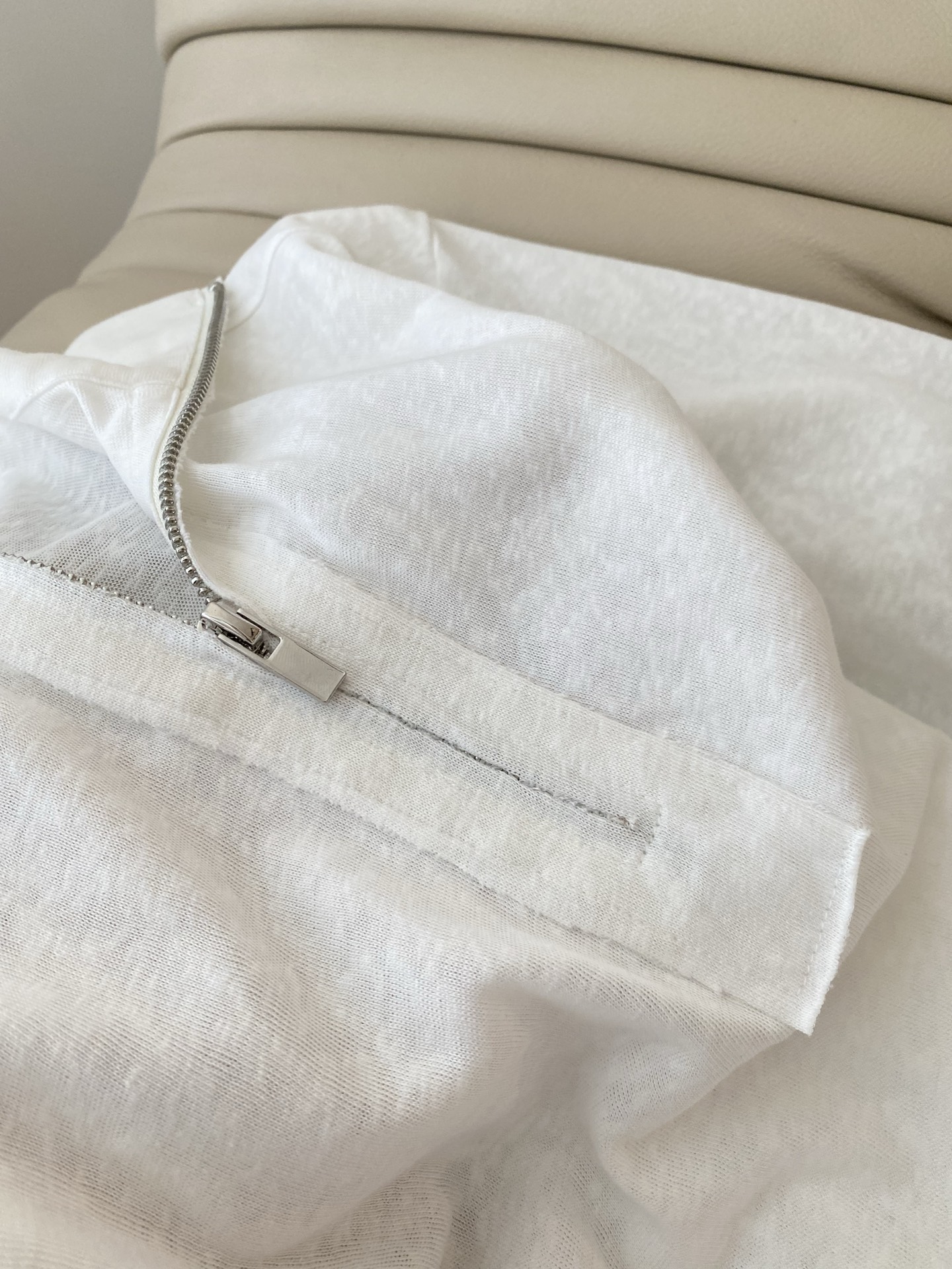 26SS 春夏新款半拉链立领防晒针织衫采用微透修身版型打造松弛氛围感，纯净奶白自带清透滤镜；立领半开拉链