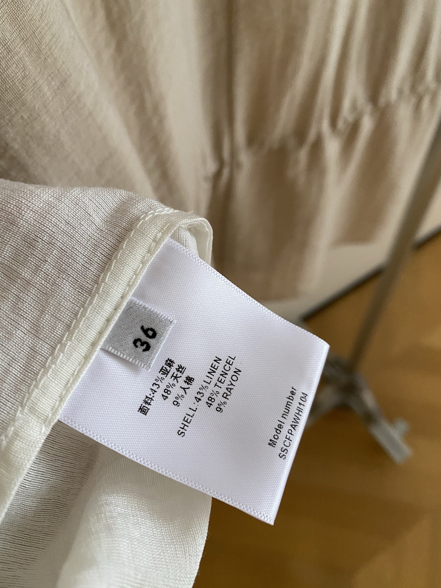 26SS 早春新款收腰天丝棉衬衫，采用透气天丝混纺面料打造松弛清爽造型感，纯净白/浅咖底色自带柔光滤镜，