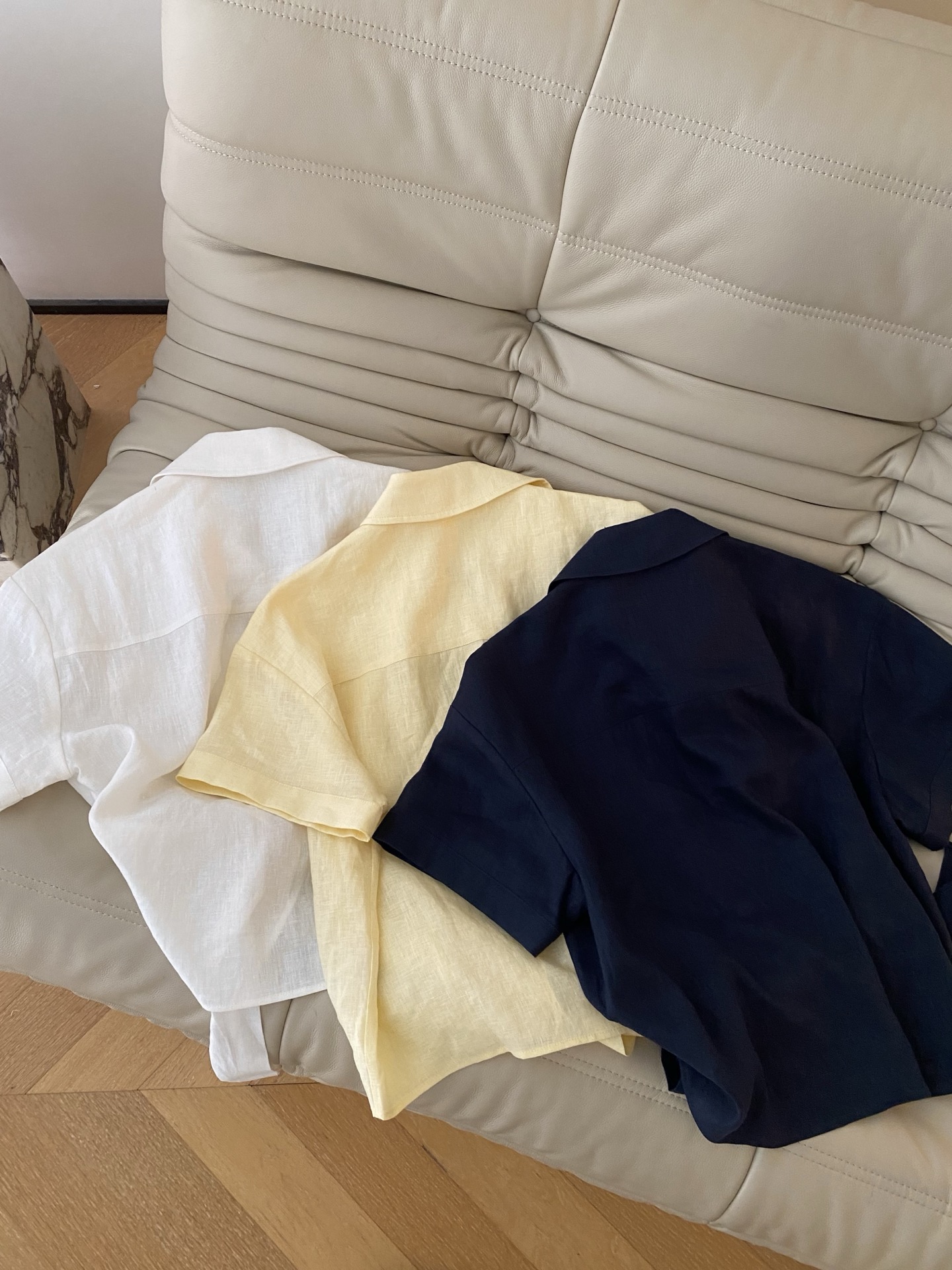 26SS 早春新款亚麻衬衫半裙套装，采用天然亚麻面料打造清爽松弛造型感，底色自带元气柔光滤镜，刺绣log