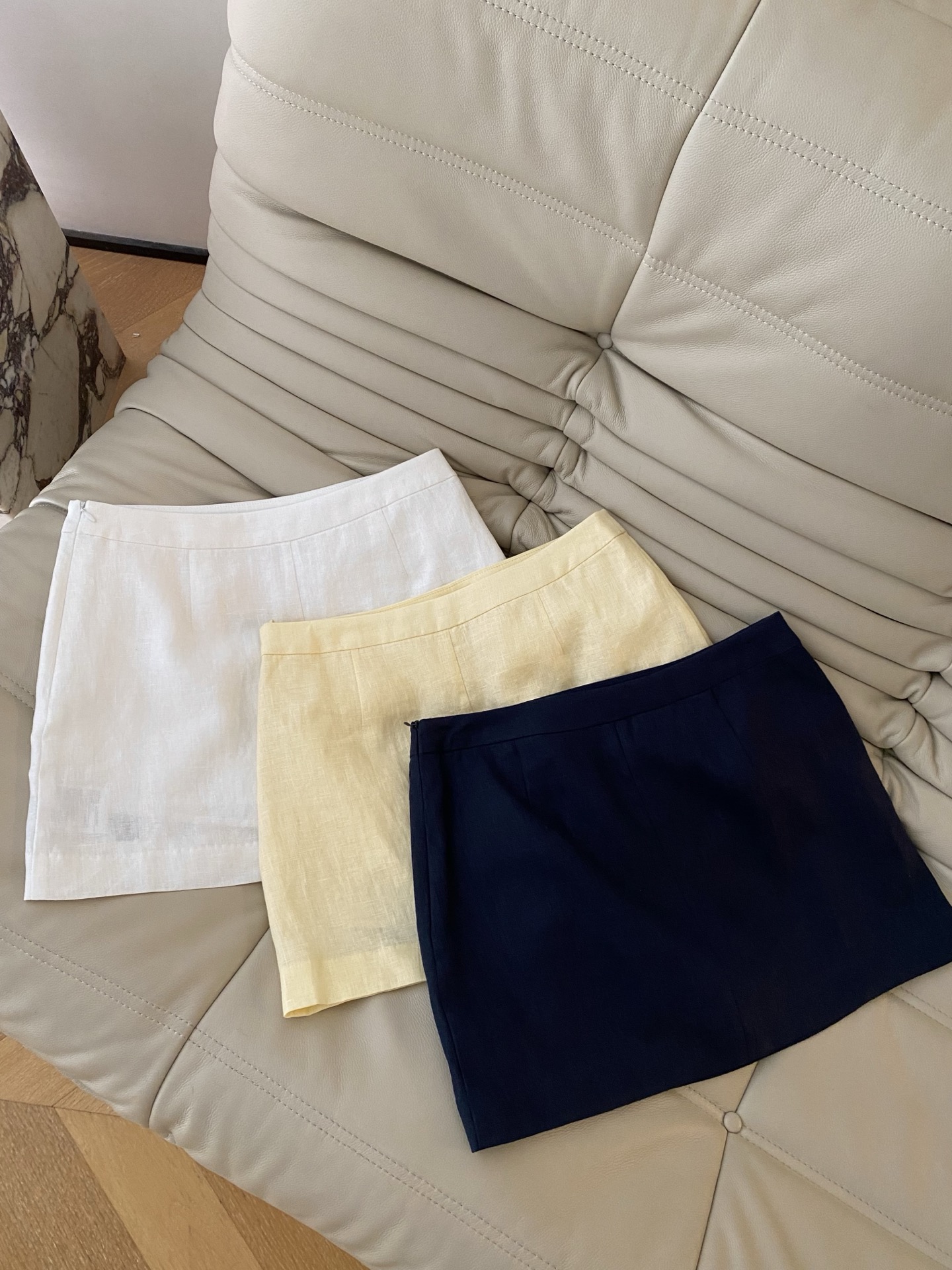 26SS 早春新款亚麻衬衫半裙套装，采用天然亚麻面料打造清爽松弛造型感，底色自带元气柔光滤镜，刺绣log