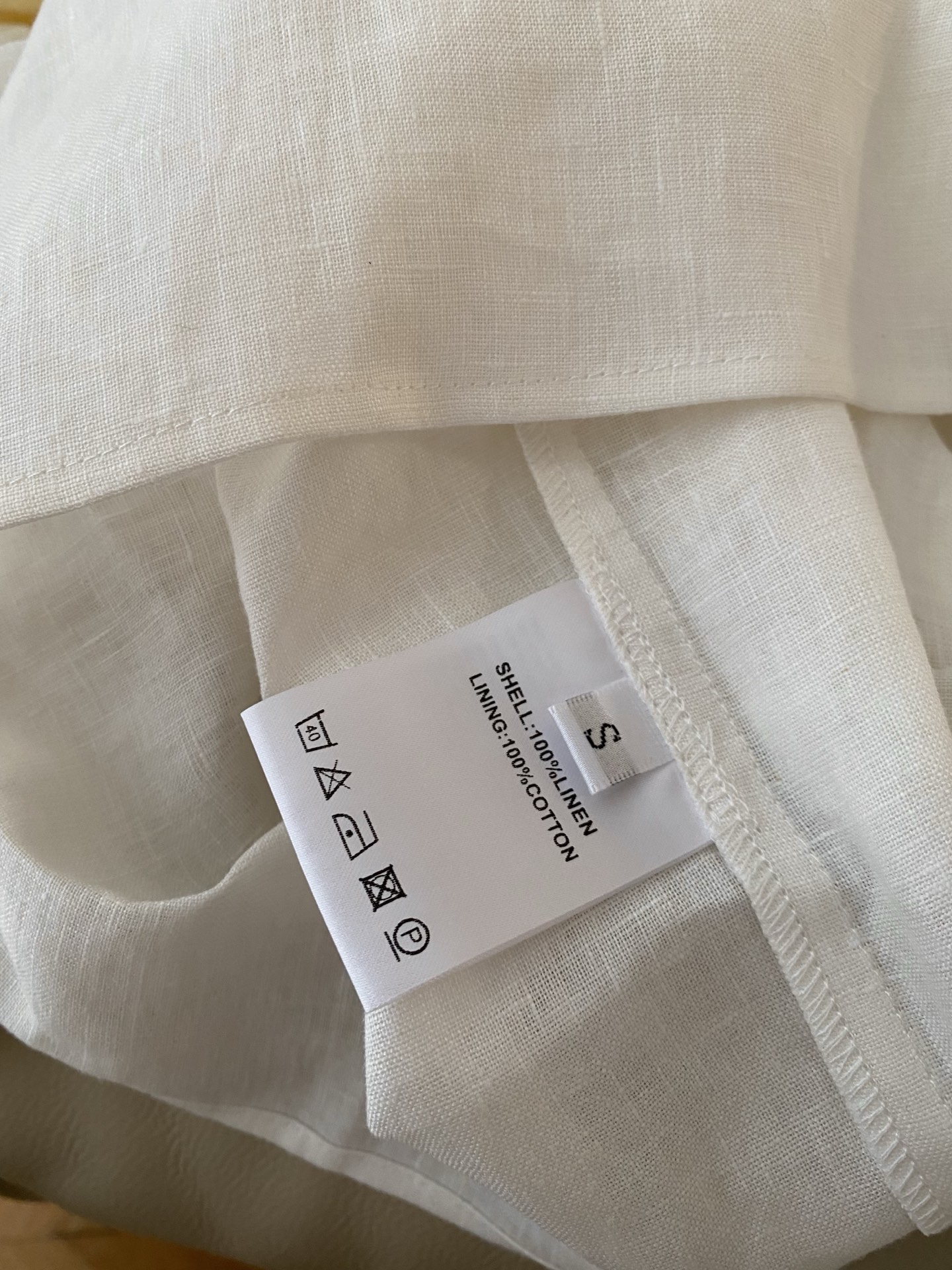 26SS 早春新款亚麻衬衫半裙套装，采用天然亚麻面料打造清爽松弛造型感，底色自带元气柔光滤镜，刺绣log