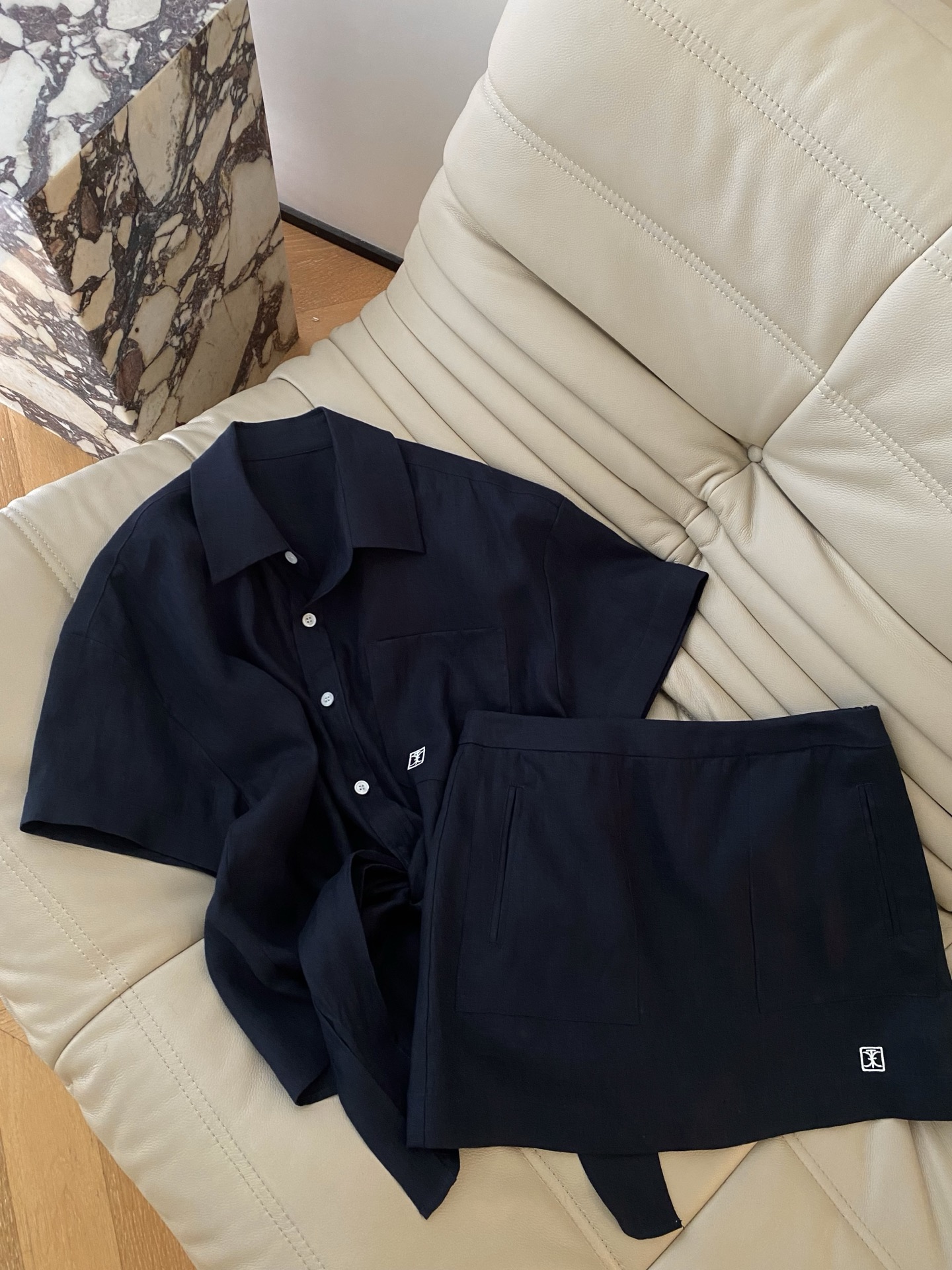 26SS 早春新款亚麻衬衫半裙套装，采用天然亚麻面料打造清爽松弛造型感，底色自带元气柔光滤镜，刺绣log