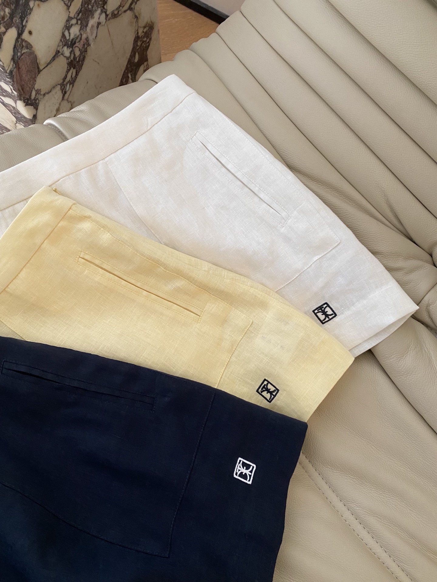 26SS 早春新款亚麻衬衫半裙套装，采用天然亚麻面料打造清爽松弛造型感，底色自带元气柔光滤镜，刺绣log