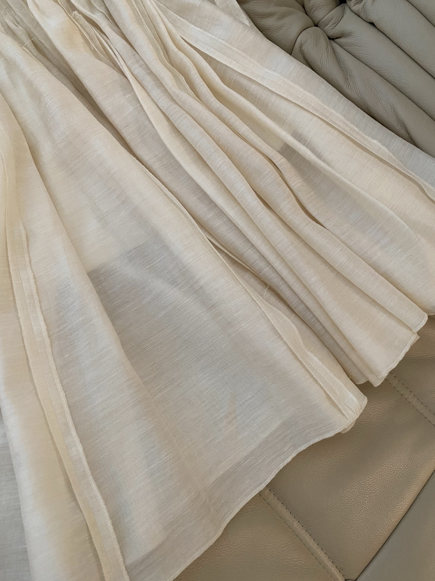 26SS 早春新款肌理感百褶半裙，采用立体压褶工艺打造蓬松灵动造型感，温柔米杏底色自带柔光滤镜，高腰侧扣