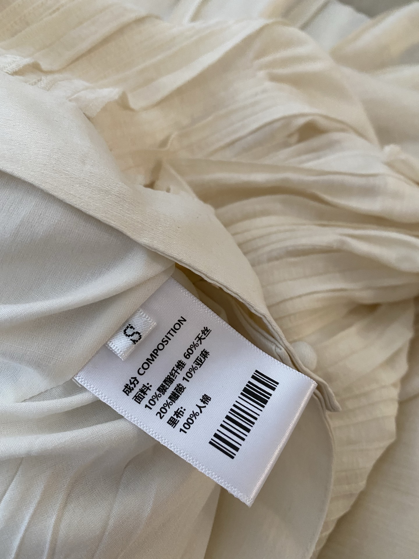 26SS 早春新款肌理感百褶半裙，采用立体压褶工艺打造蓬松灵动造型感，温柔米杏底色自带柔光滤镜，高腰侧扣