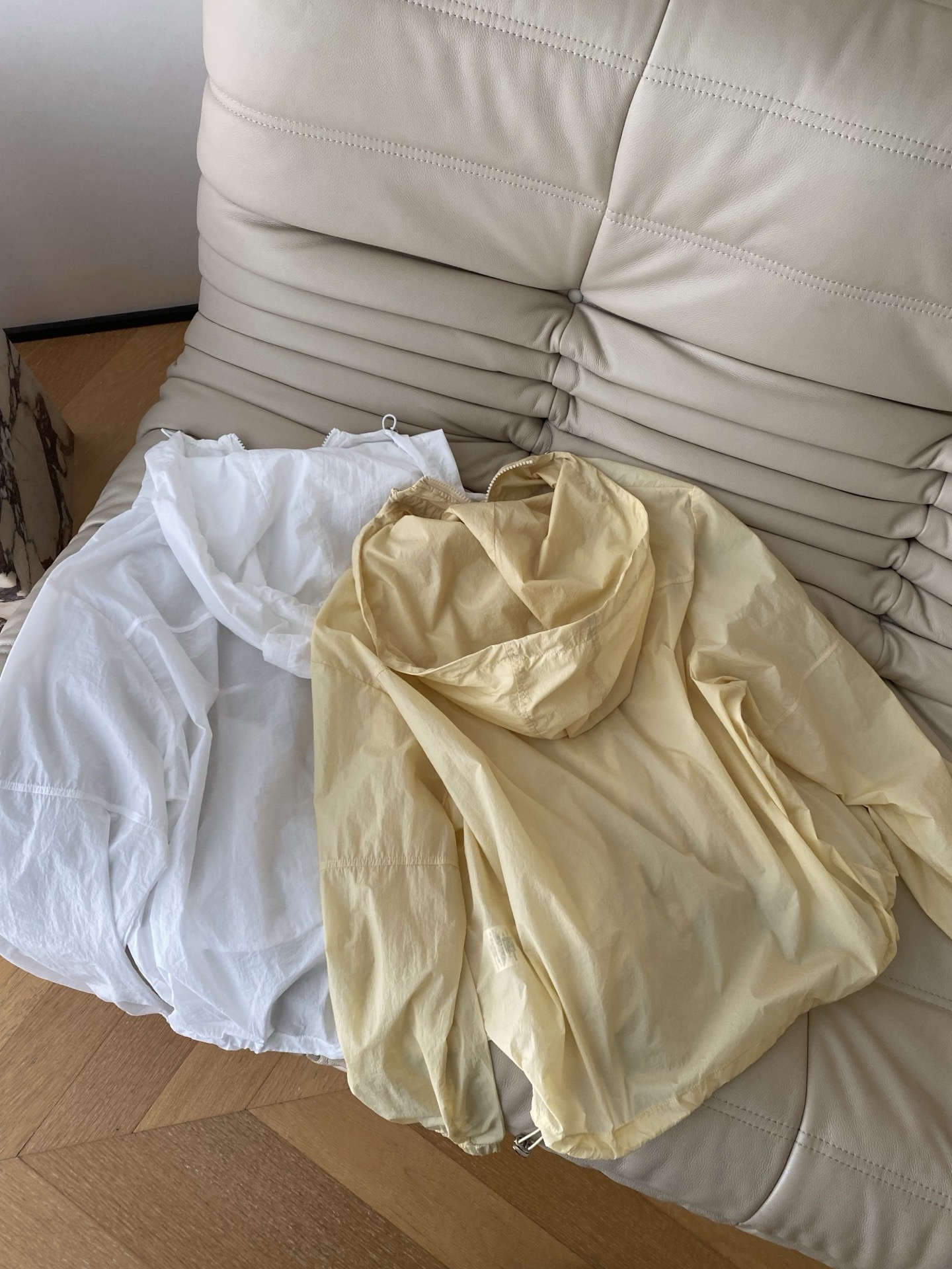 26SS 春夏新款轻薄连帽防晒外套 采用高密透气防晒面料打造宽松休闲廓形奶白/浅黄双色自带清新柔光滤镜连