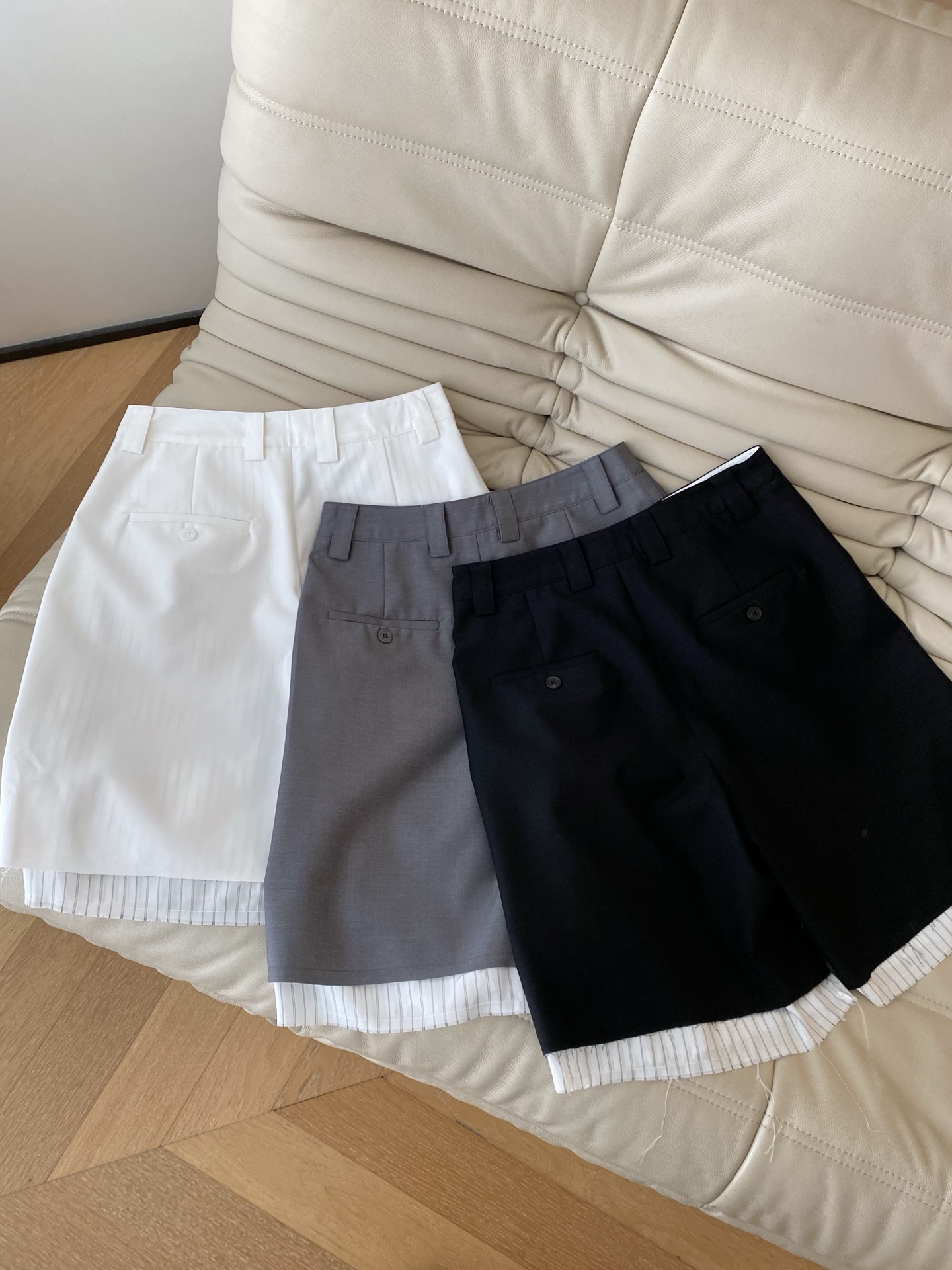 26SS 春夏新款假两件拼接西装短裤采用A字阔腿版型打造松弛通勤感，拼接白条纹自带高级滤镜；腰头打褶+门