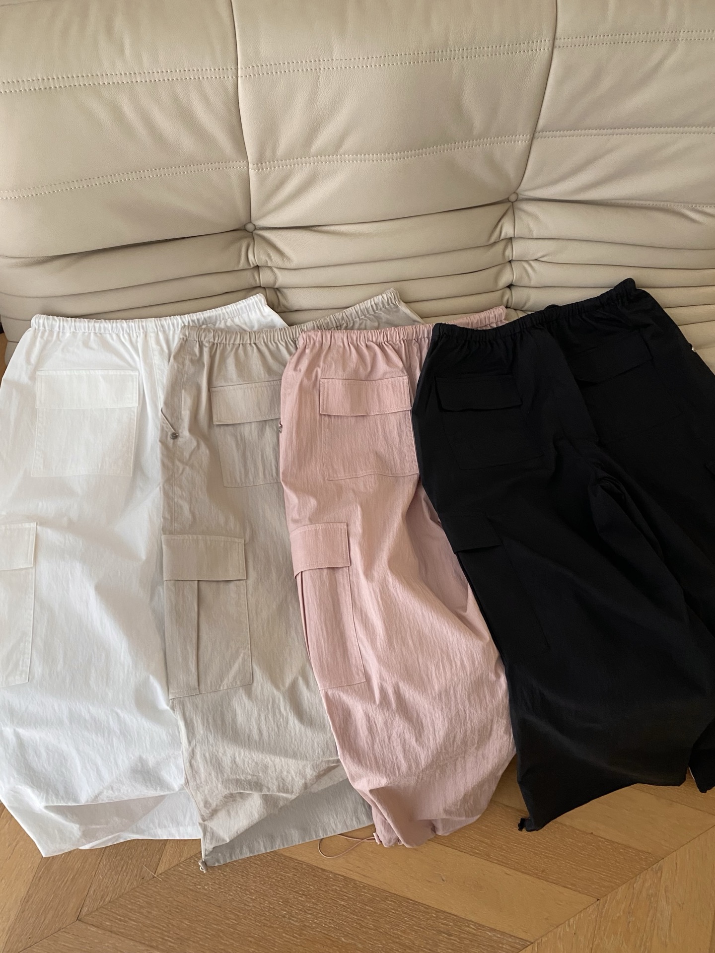 26SS 早春新款工装阔腿裤利落抽绳腰头剪裁勾勒纤细腰线，大口袋设计暗藏小心机，中高腰松紧抽绳 面料呈现