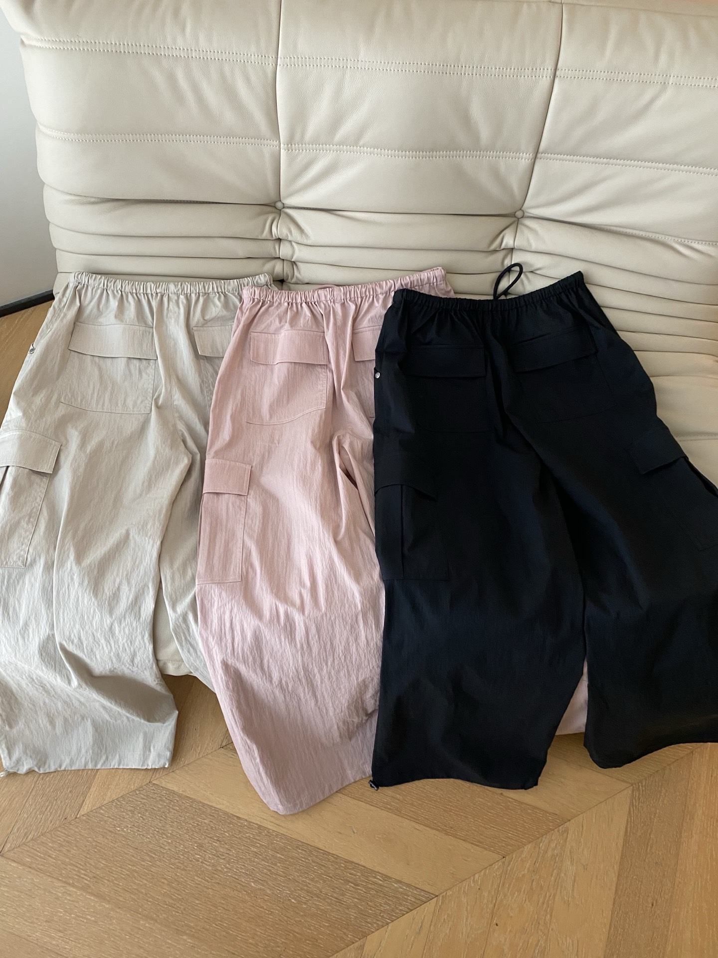 26SS 早春新款工装阔腿裤利落抽绳腰头剪裁勾勒纤细腰线，大口袋设计暗藏小心机，中高腰松紧抽绳 面料呈现