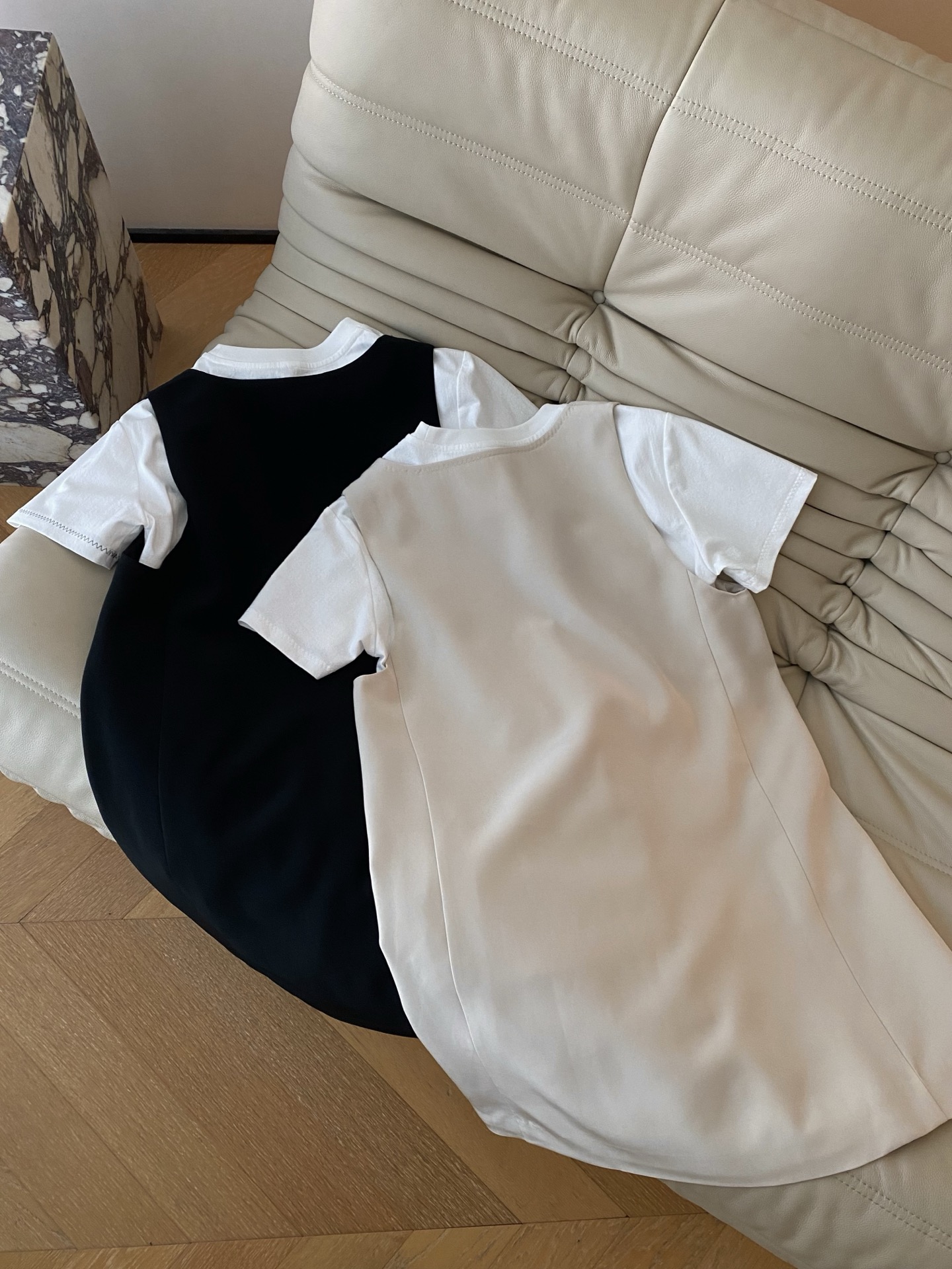 26SS 早春新款 极简松弛感套装采用垂坠抗皱西装料打造直筒H型背带裙，搭配亲肤高支棉T恤打造不费力的造