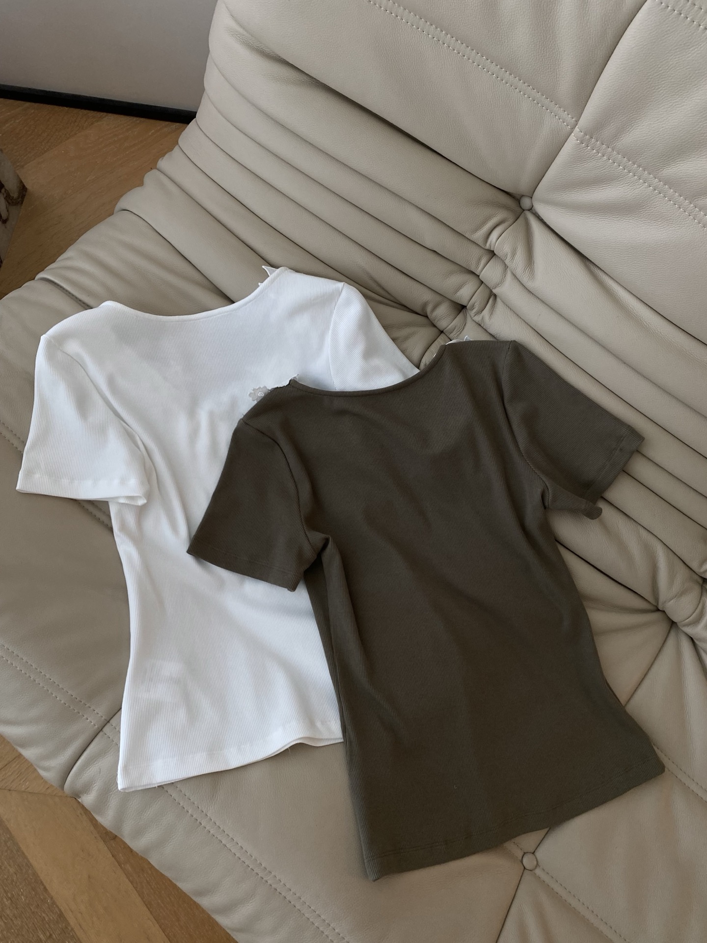 26SS 早春新款蕾丝拼接针织T恤采用高弹亲肤坑条面料打造修身显瘦版型奶白/咖色自带温柔高级感滤镜精致水