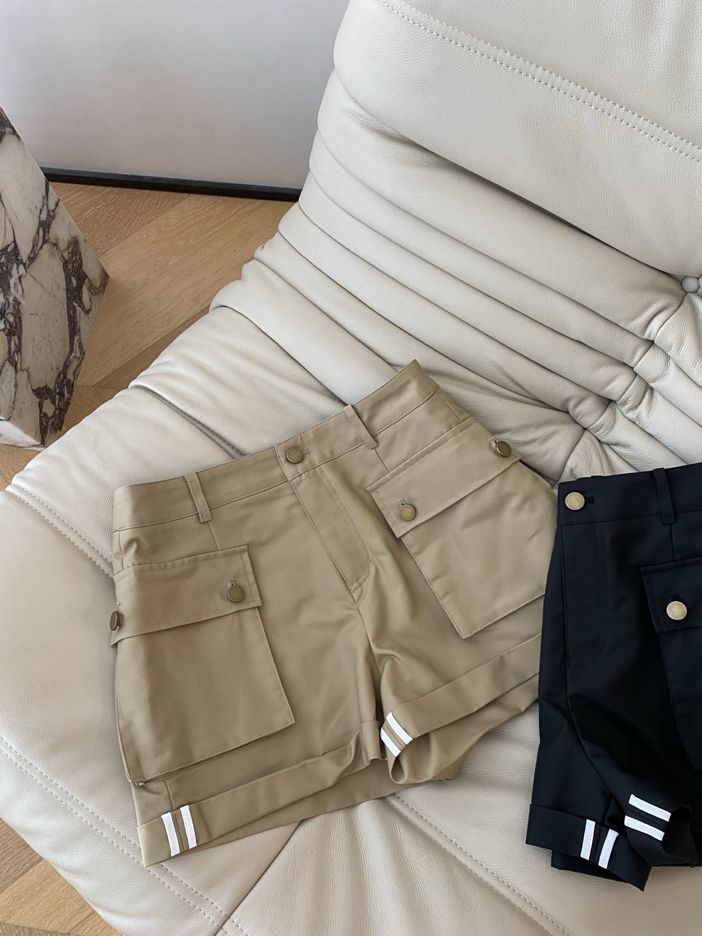 26SS 早春新款 工装风卡其色高腰裙裤采用高垂感抗皱西装面料打造利落A字版型低饱和卡其自带复古高级滤镜
