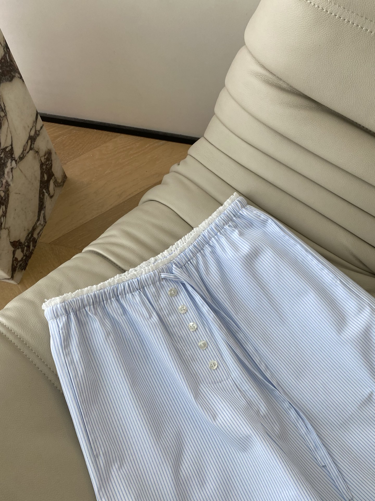 26SS 春夏新款浅蓝条纹蕾丝阔腿裤采用垂顺透气的棉感面料打造慵懒直筒版型，清爽浅蓝细条纹腰头抽绳+门襟