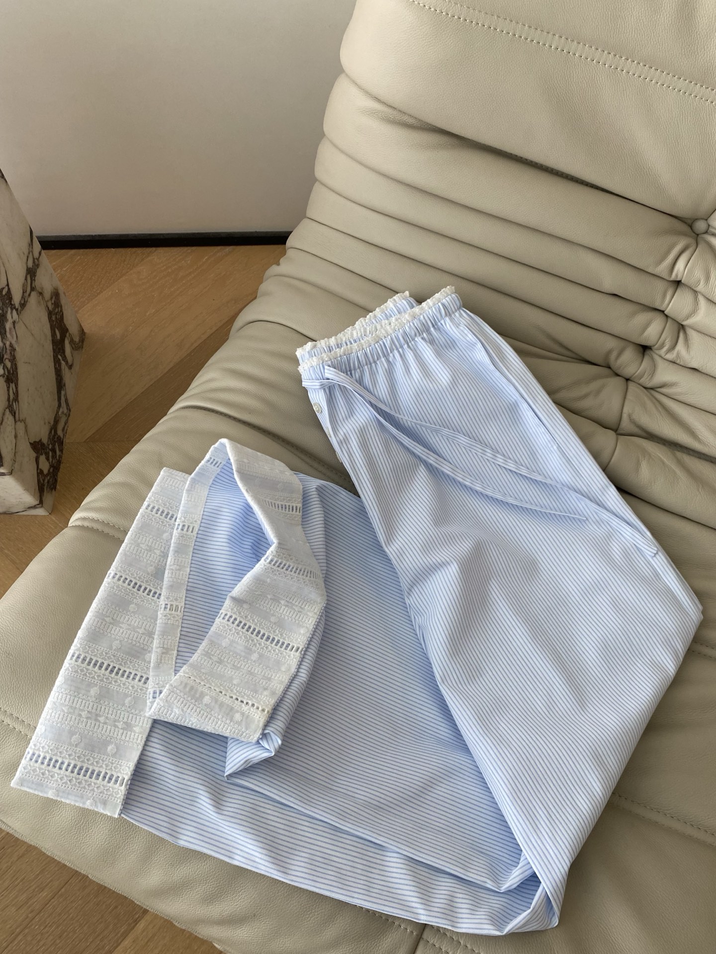 26SS 春夏新款浅蓝条纹蕾丝阔腿裤采用垂顺透气的棉感面料打造慵懒直筒版型，清爽浅蓝细条纹腰头抽绳+门襟