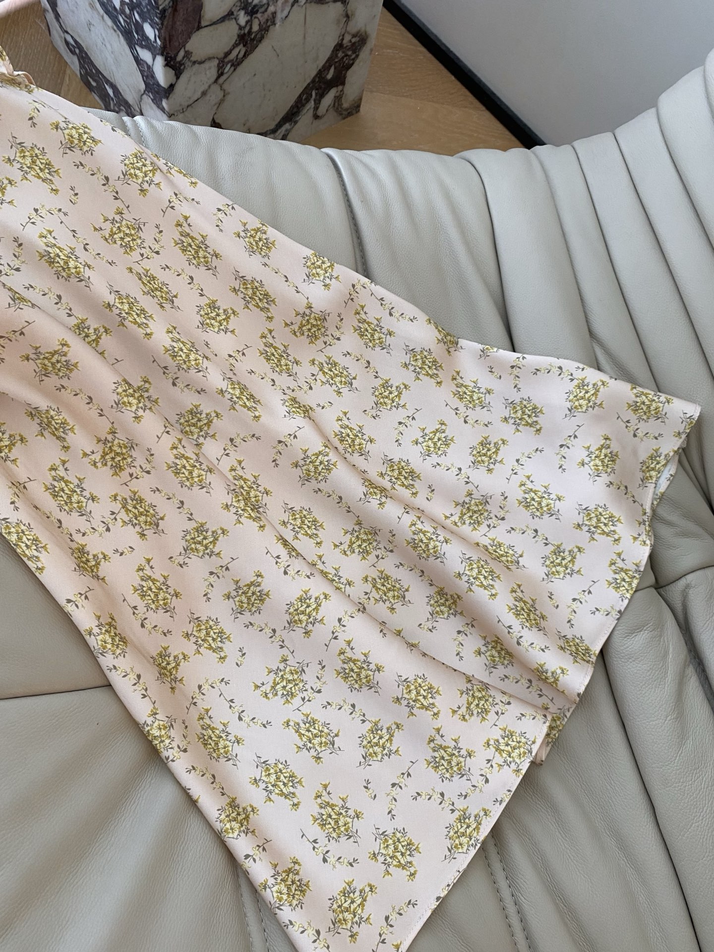 26SS 早春新款浅粉碎花V领连衣裙采用垂顺亲肤面料打造温柔收腰版型浅粉底小黄花自带清甜少女感滤镜V领荷